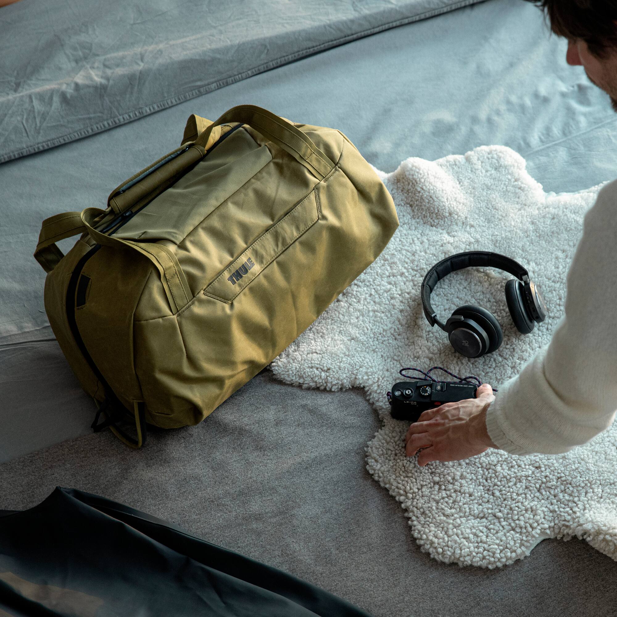Alt View 18. Thule - Aion Duffel 35L - Nutria.