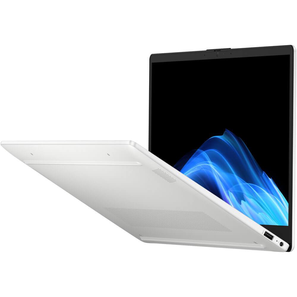 Angle. HP - HP 15.6 inch FHD Touchscreen OmniBook 3 - AMD Ryzen AI 5 340 - 16GB RAM / 512GB SSD - Silver.