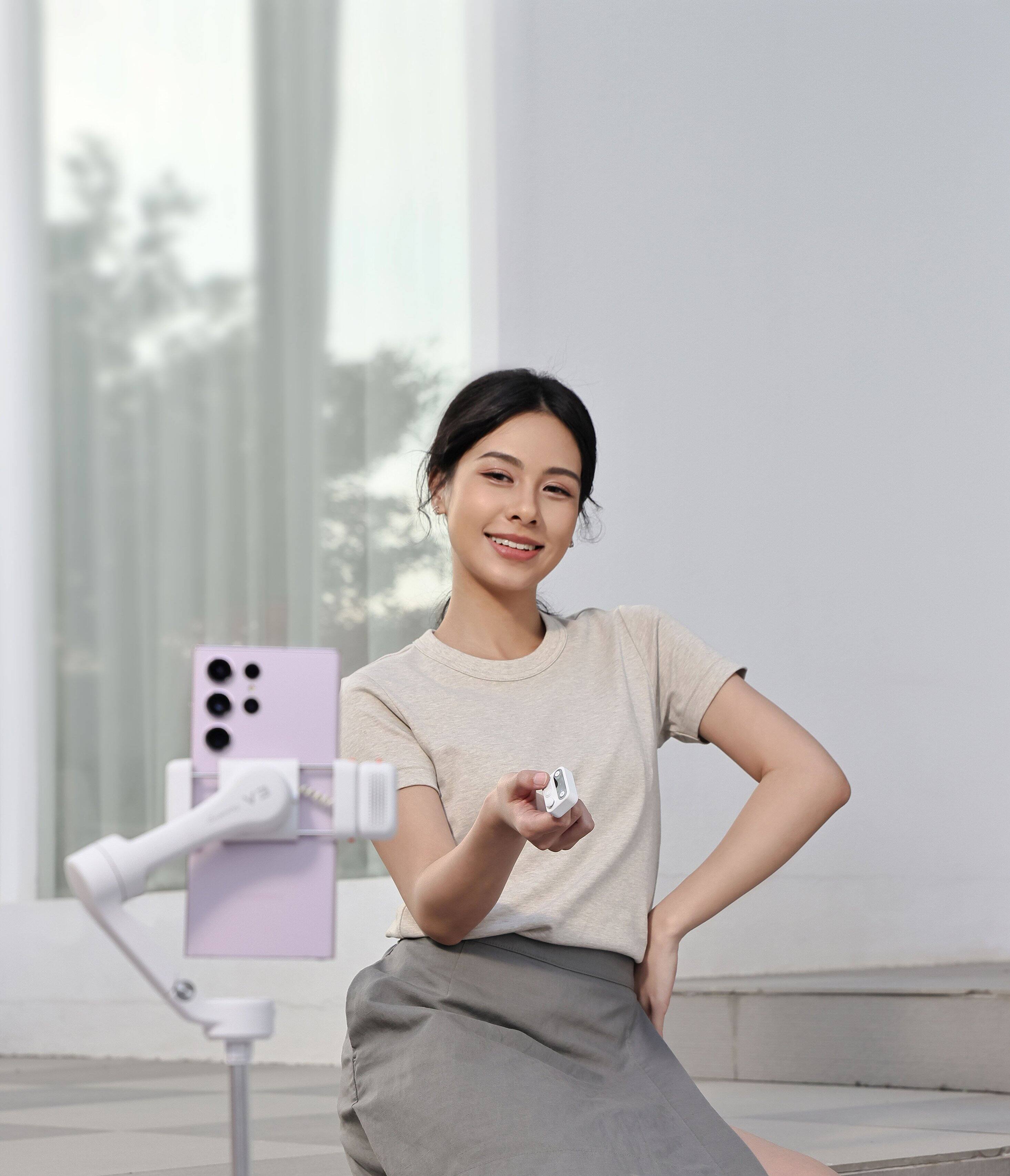 Alt View 15. Hohem - iSteady V3 3-Axis Gimbal Stabilizer for Smartphone w/ AI Tracking, Detachable Remote, Extendable Pole, & Magnetic Light - White.