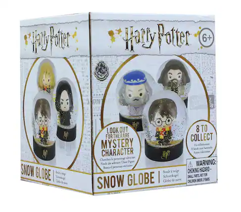 Harry Potter 6+
ON ACT YOU MAGIO L CREATU S
SNOW GLOBE
Boule de neige
Schneekugel
Globo de nieve
LOOK OUT FOR THE RARE MYSTERY CHARACTER
Cherchez le personnage ultra rare
Finde die seltenen Chase-Figure
Busca el personaje exclusivo
8 TO COLLECT
8 à collectionner
8 Stück zum Sammeln
8 para coleccionar
WARNING: CHOKING HAZARD - SMALL PARTS. NOT FOR CHILDREN UNDER 3 YEARS.