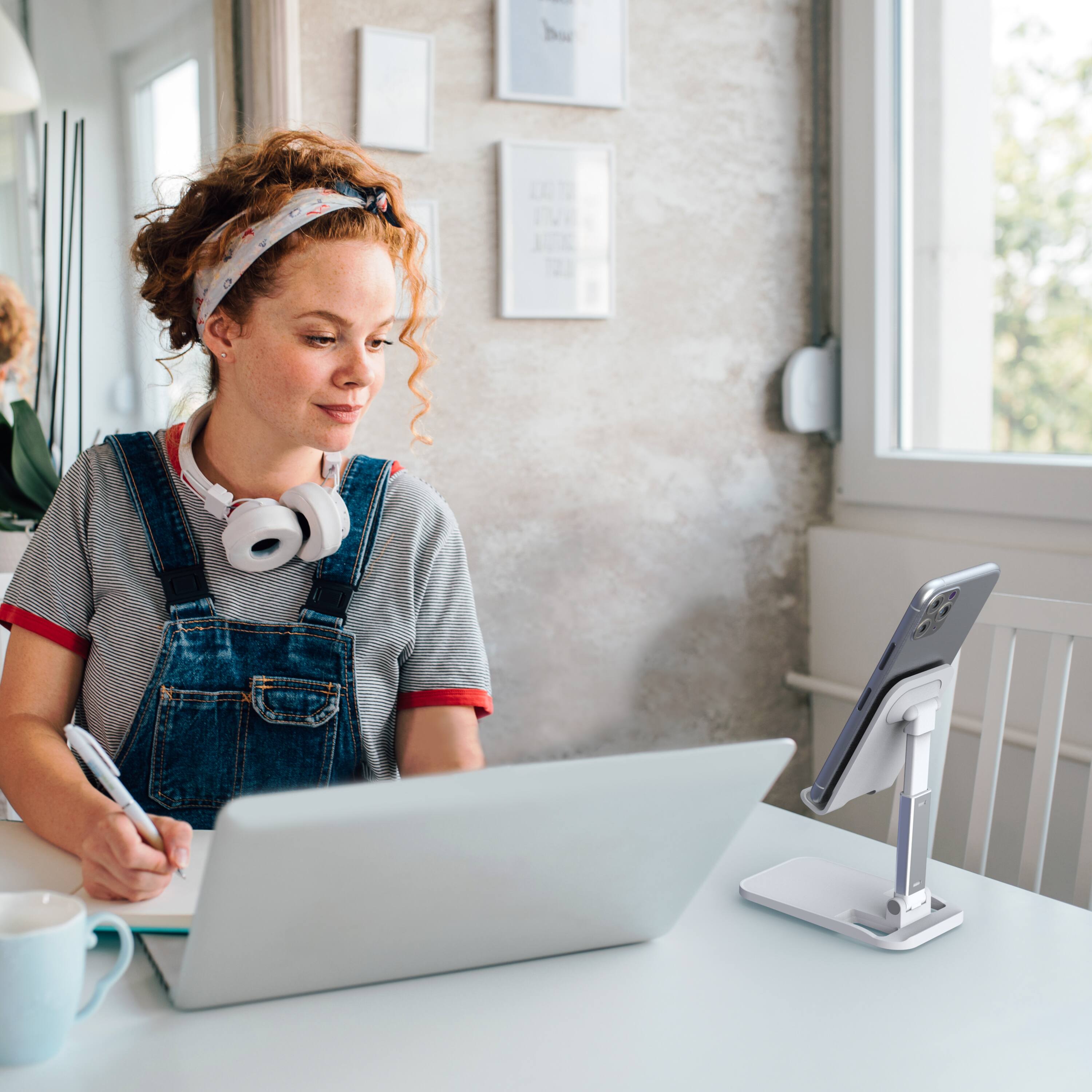 Left. Digipower - Digipower Video Call Stand – Foldable Holder for Smartphones & Tablets - White.