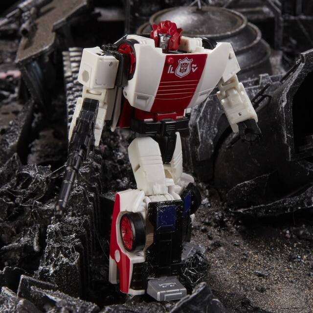 Alt View 5. Transformers - WFC-S35 Red Alert Deluxe Class | Transformers Generations War for Cybertron Siege Chapter.