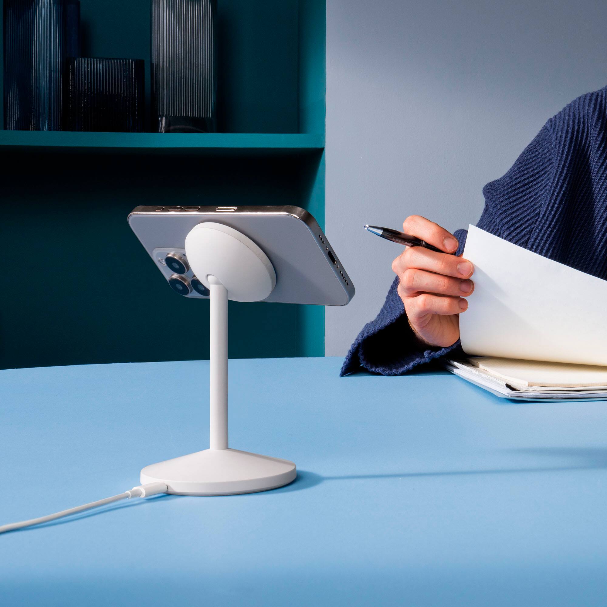 Back. Anker - MagGo 15W Wireless Stand Charger for iPhone - White.