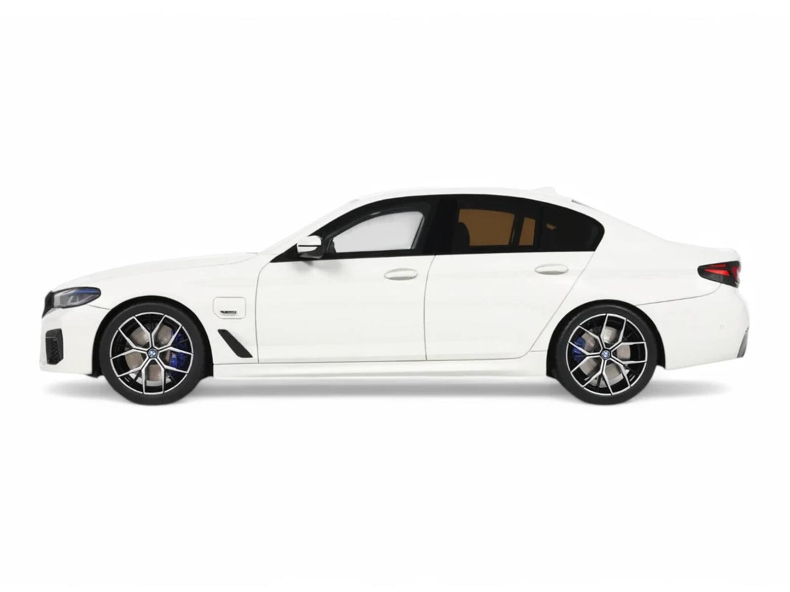 Alt View 3. GT Spirit - 2023 BMW 545e xDrive M Sport Alpine White 1/18 Model Car by GT Spirit.