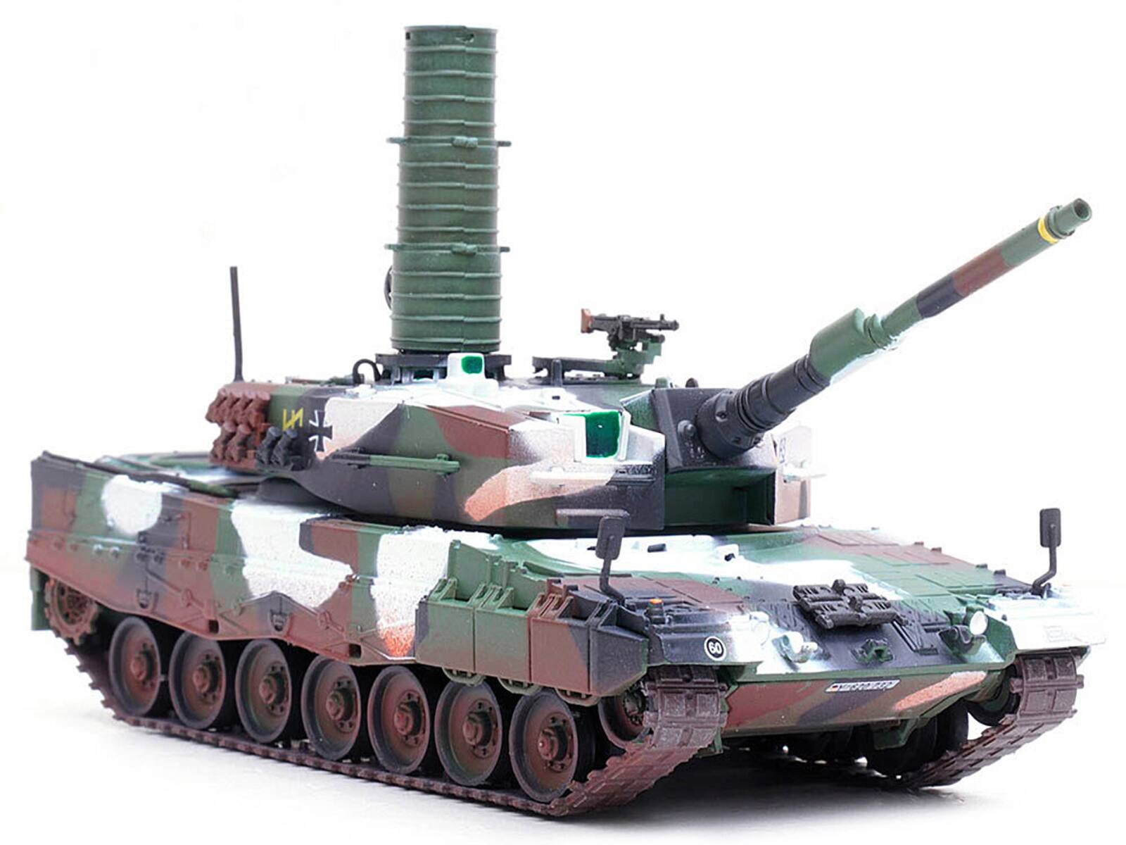 Angle. Panzerkampf - Leopard 2A4 Main Battle Tank with Snorkel "Winter Camouflage" German Army "Armor Premium" Series 1/72 - Camouflage.
