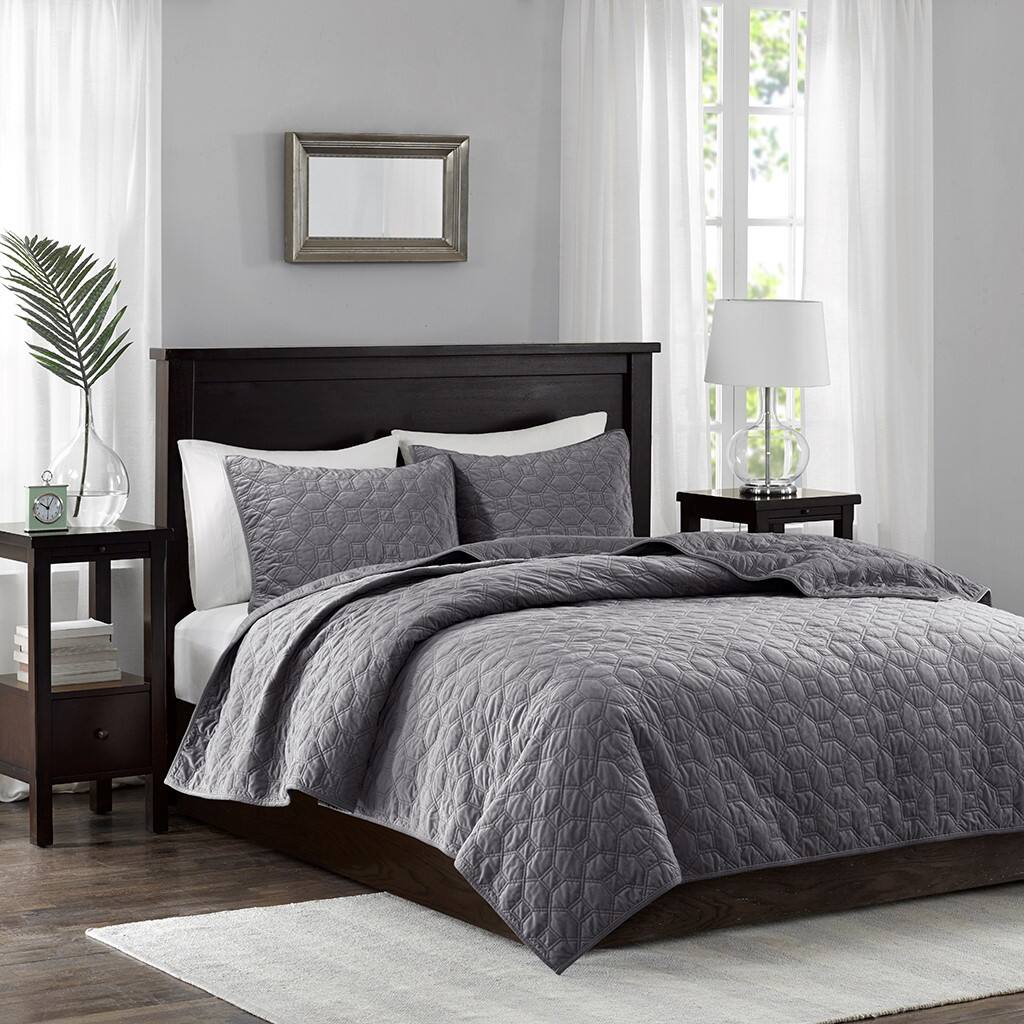 Alt View 1. Gracie Mills - Gracie Mills Gayle 3-Piece Casual Geometric Velvet Quilt Set - Grey.