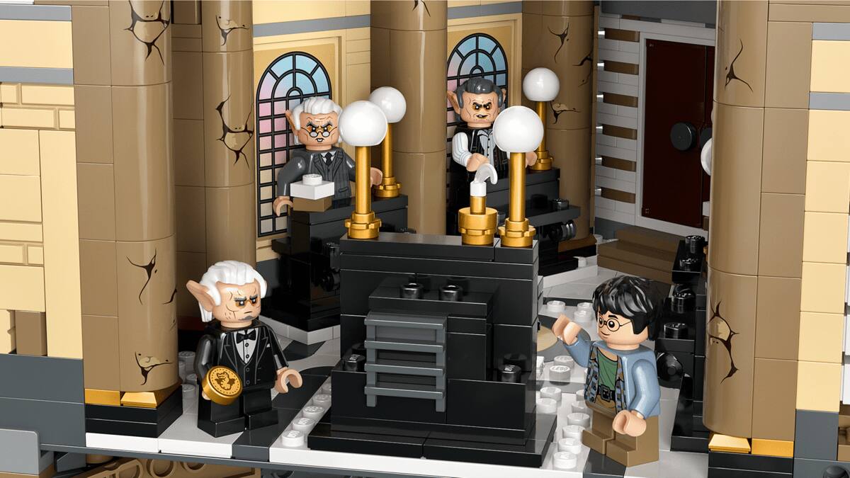Alt View 2. LEGO - Harry Potter Gringotts Wizarding Bank – Collectors' Edition 76417.