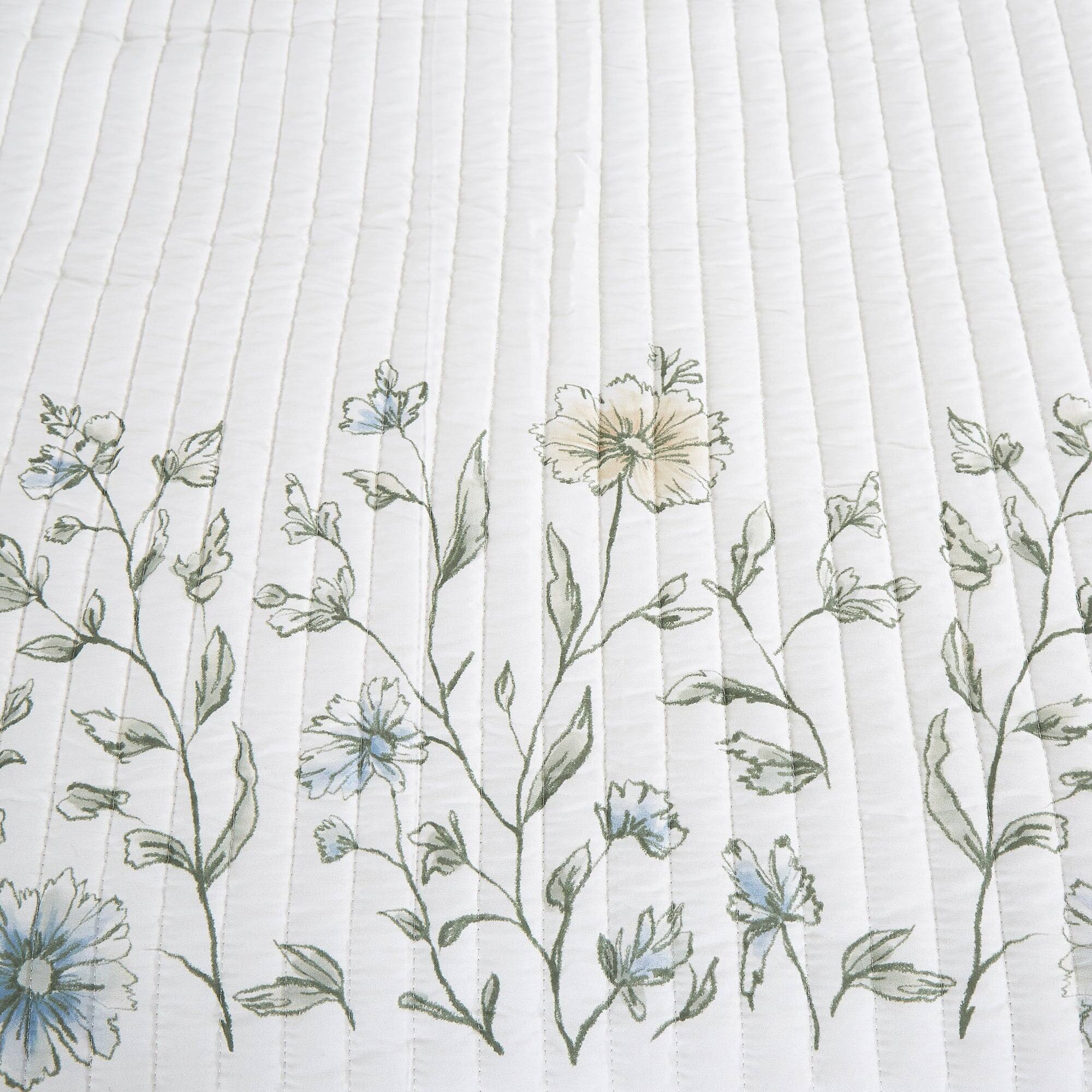 Angle. MarCielo - MarCielo 3 Piece Lightweight Quilt Bedspread Set Reversible Floral Botanical - Green Wildflower.