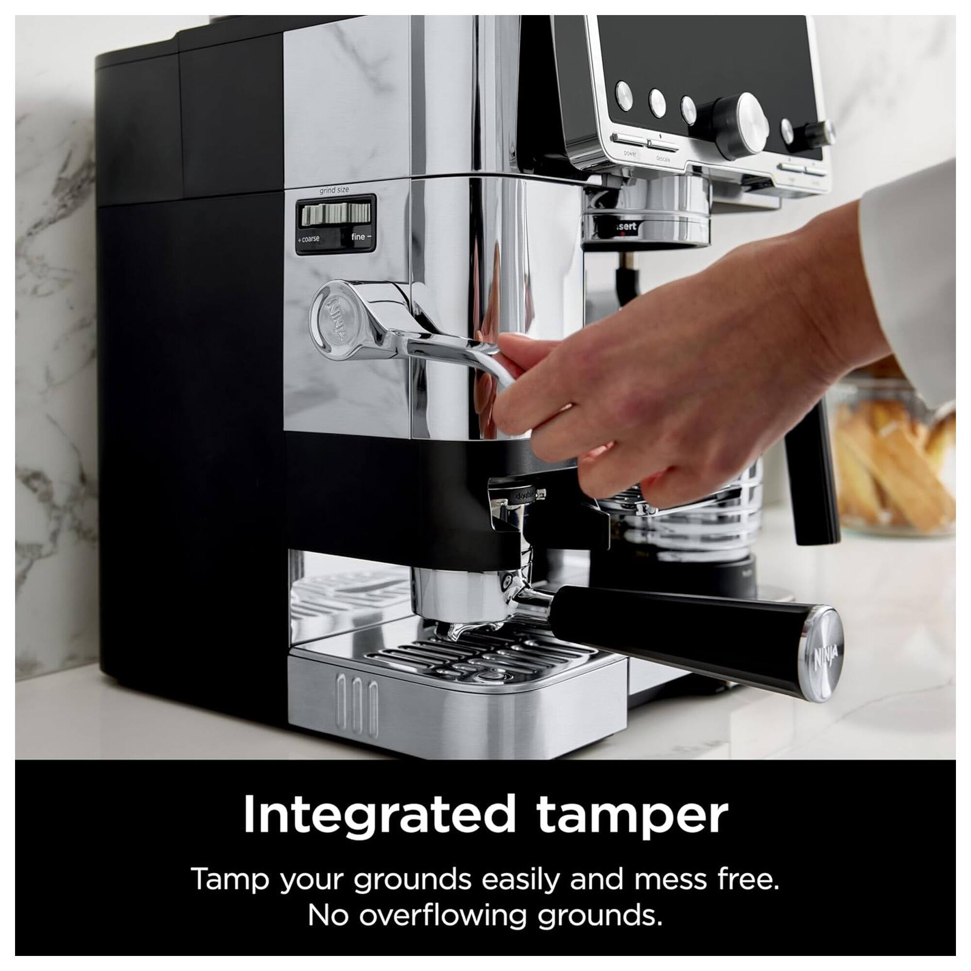 Integrated tamper  
Tamp your grounds easily and mess free.  
No overflowing grounds.