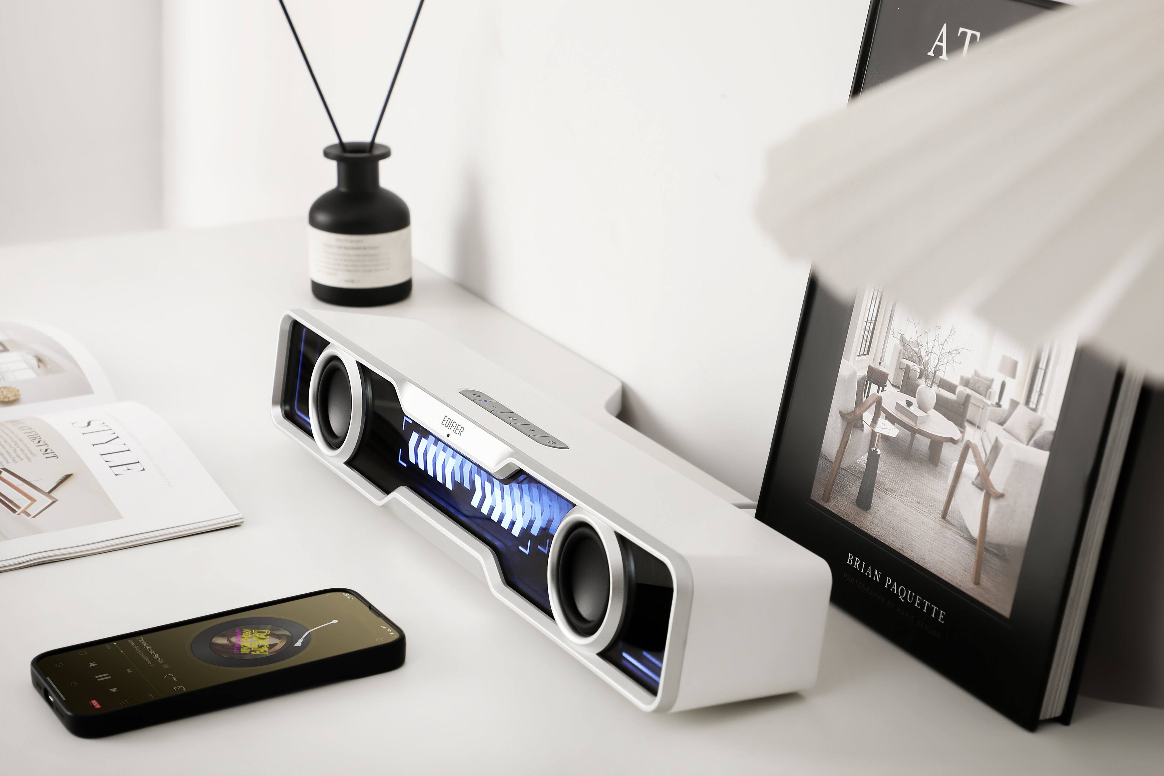 AT ITFIRSTNT NT STILE S I C Pntiraton s I A I - . & Il 9 de - 5 . Lt EOIFIER L BRIAN PHOTOGRAPHS PAQUETTE t