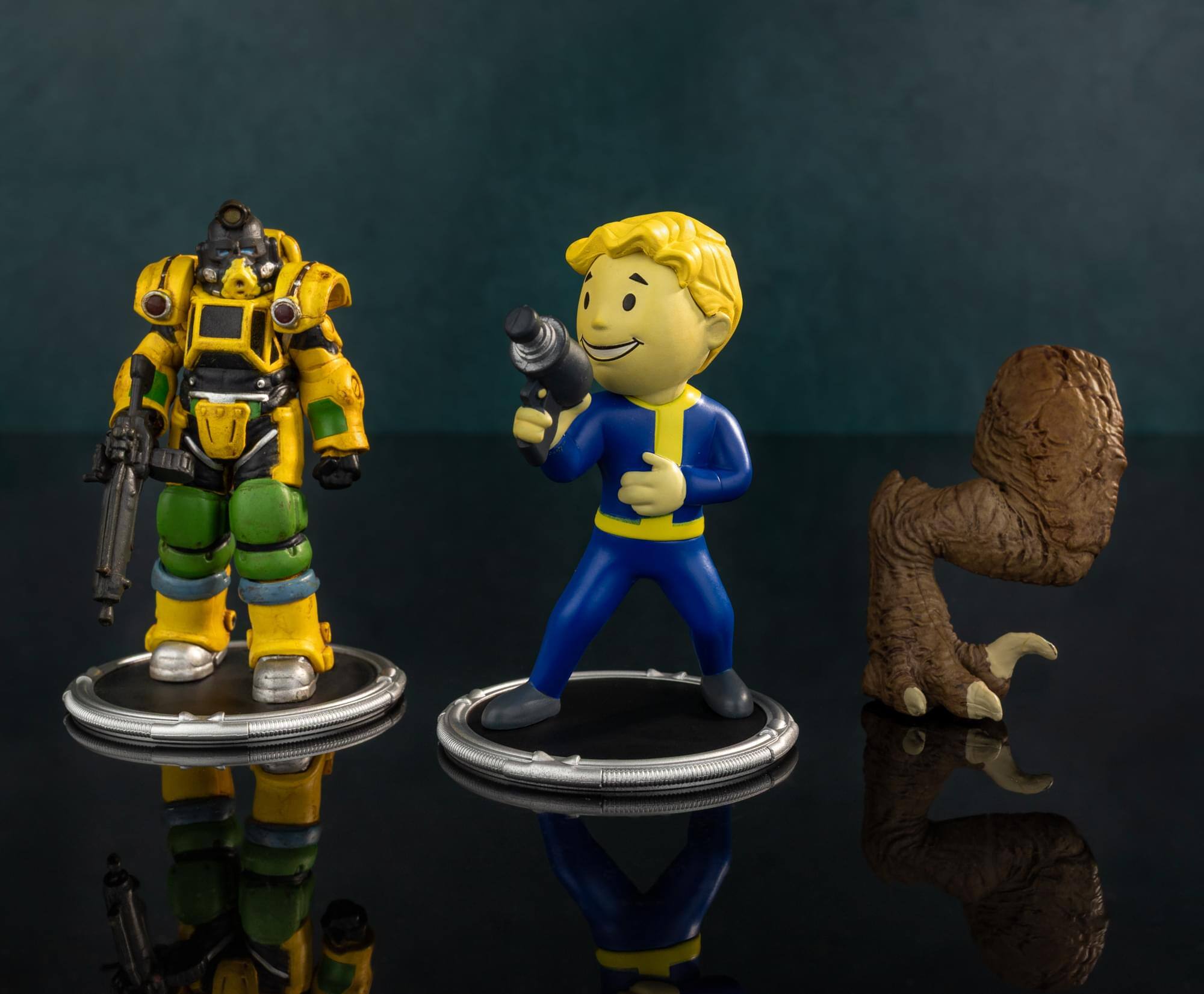 Alt View 5. Toynk - Fallout Excavator and Vault Boy (Gun) Mini Figure Set (Build-a-Figure Deathclaw) - Blue.