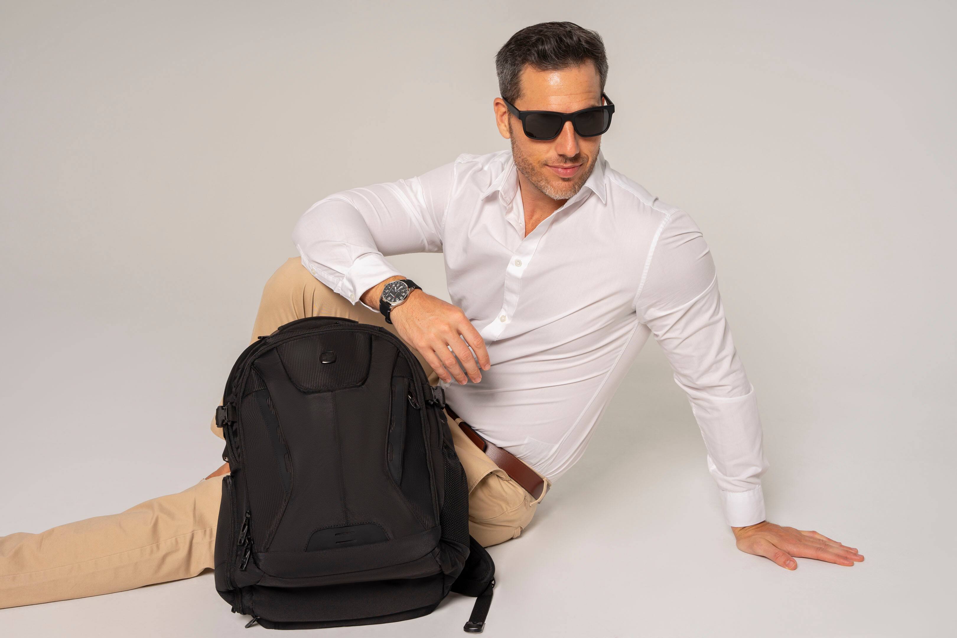 Alt View 30. SwissGear - Commander USB ScanSmart Laptop Backpack - Black.