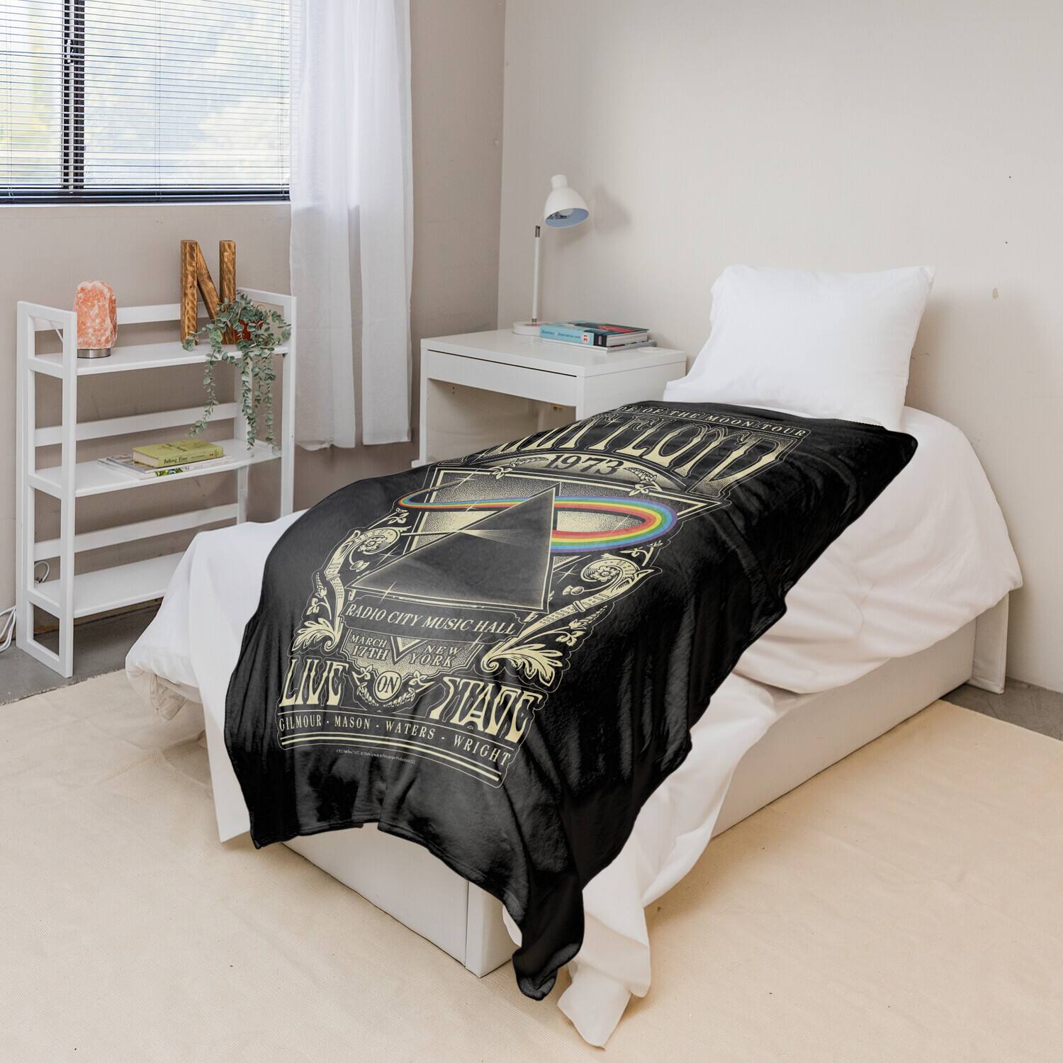 RADIO CITY MUSIC HALL  
MARCH 1973  
NEW YORK  
LIVE ON TAPE  
GILMOUR MASON WATERS WRIGHT