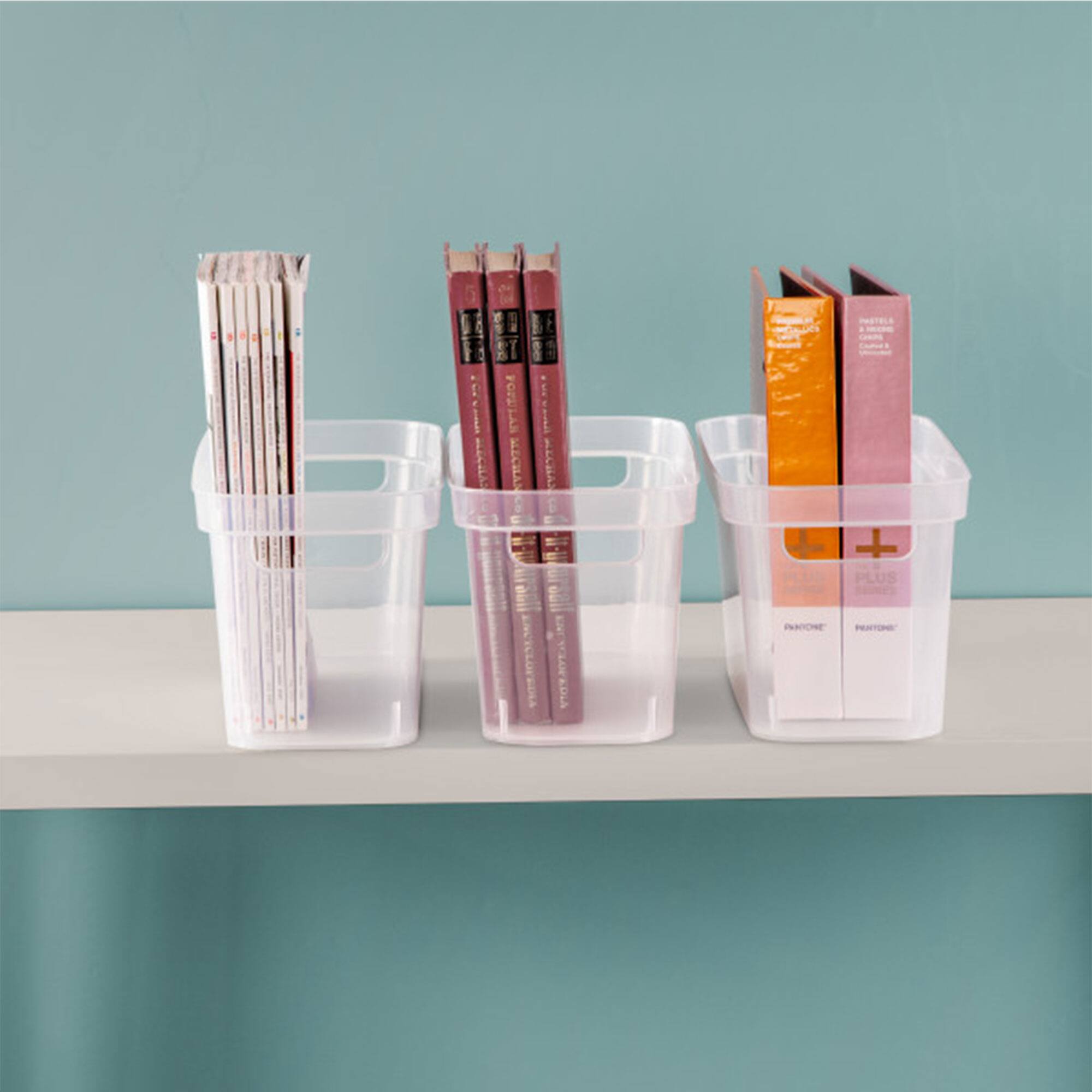 The text in the image appears to be a mix of words and possibly a language that is not clearly legible. Here is a corrected and grouped version based on the visible text:

- ALI PASTELA POPEILAR
- SLECHLAS
- I PLUS IRACICHE
- PEATONE

The text seems to be a combination of different words or phrases, possibly from different languages or contexts. If you have more context or a clearer image, it might help in providing a more accurate correction.