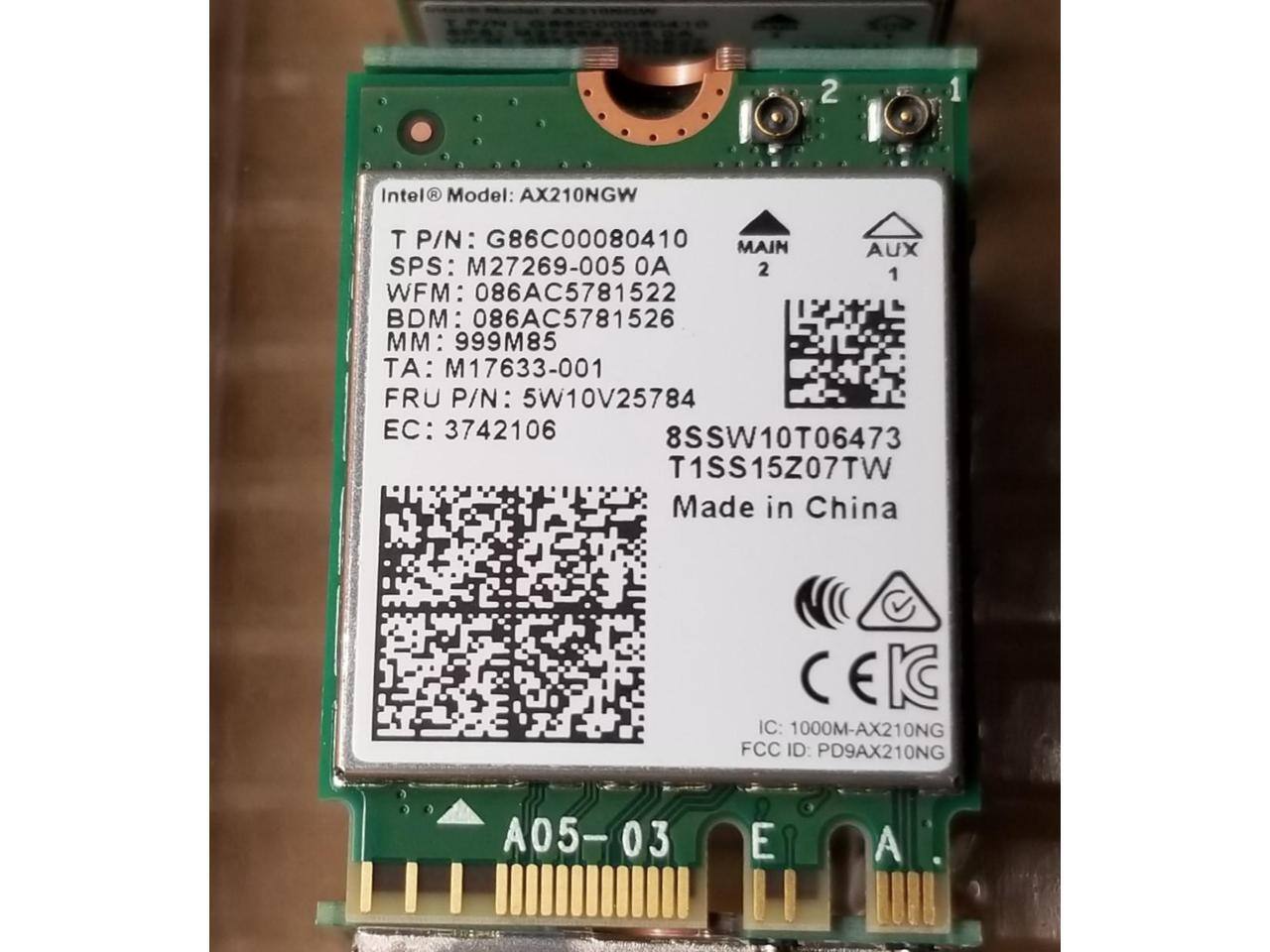 Intel Model: AX210NGW  
T P/N: G86C00080410  
SPS: M27269-005 OA  
WFM: 086AC5781522  
BDM: 086AC5781526  
MM: 999M85  
TA: M17633-001  
FRU P/N: 5W10V25784  
EC: 3742106  
8SSW10T06473  
T1SS15207TW  
Made in China  
CE IC: 1000M-AX210NG  
FCC ID: PD9AX210NG  
A05-03 E