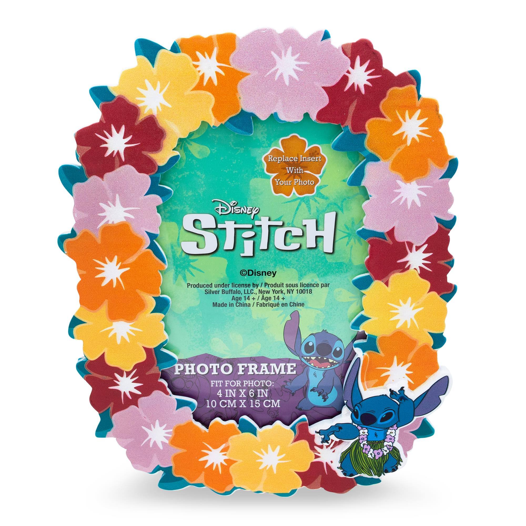 Disney Stitch

Replace Insert With Your Photo

Produced under license by Silver Buffalo, LLC.  
New York, NY 10018  
Age 14+/ Ag 14 +  
Made in China / Fabriqué en Chine

PHOTO FRAME  
FIT FOR PHOTO: 4 IN X 6 IN / 10 CM X 15 CM