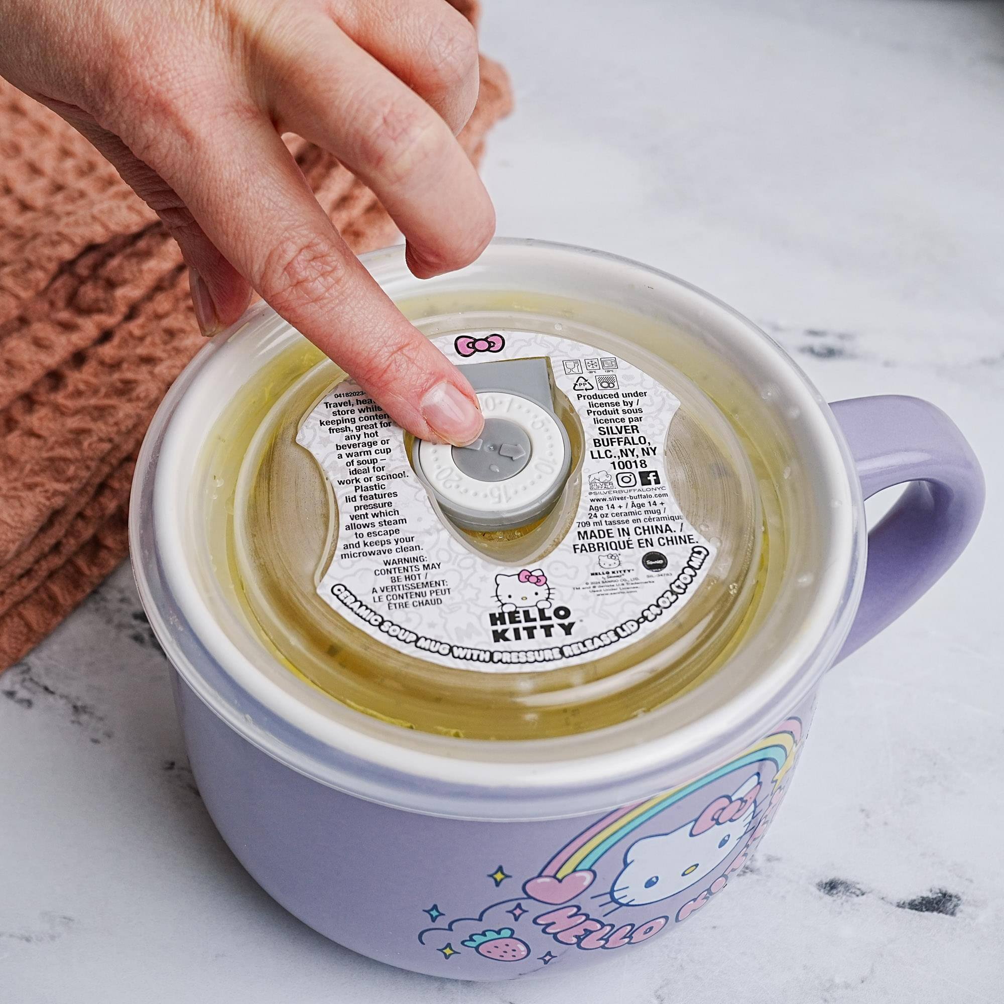 Produced under Travel, Inc. License by Store with Product sous SILVER BUFFALO, NY 10018

MADE IN CHINA

HELLO KITTY PRESSURE RELEASE LID

Features:
- Keeps your soup or beverage hot
- Allows steam to escape
- Microwave safe

Age 14+ months

700 ml capacity

CONTENTS MAY BE HOT
AVERTISSEMENT: CONTENU PEUT ÊTRE CHAUD

MADE IN CHINA
FABRIQUÉ EN CHINE
