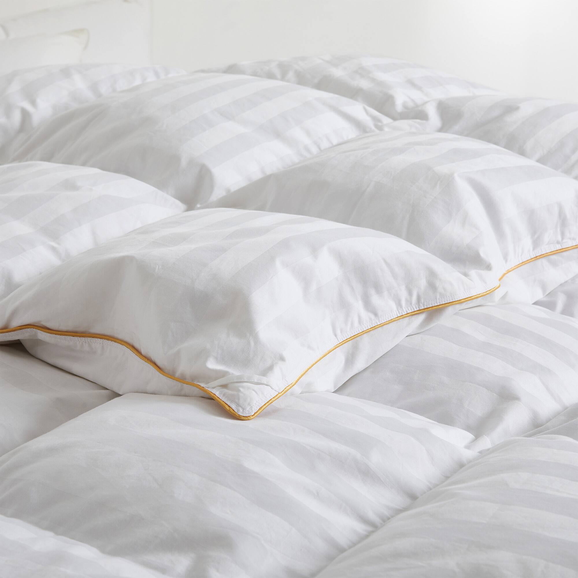 Back. Puredown - Puredown -  All Season White Goose Down Comforter Duvet Insert with 100% Cotton Cover - Queen - White.