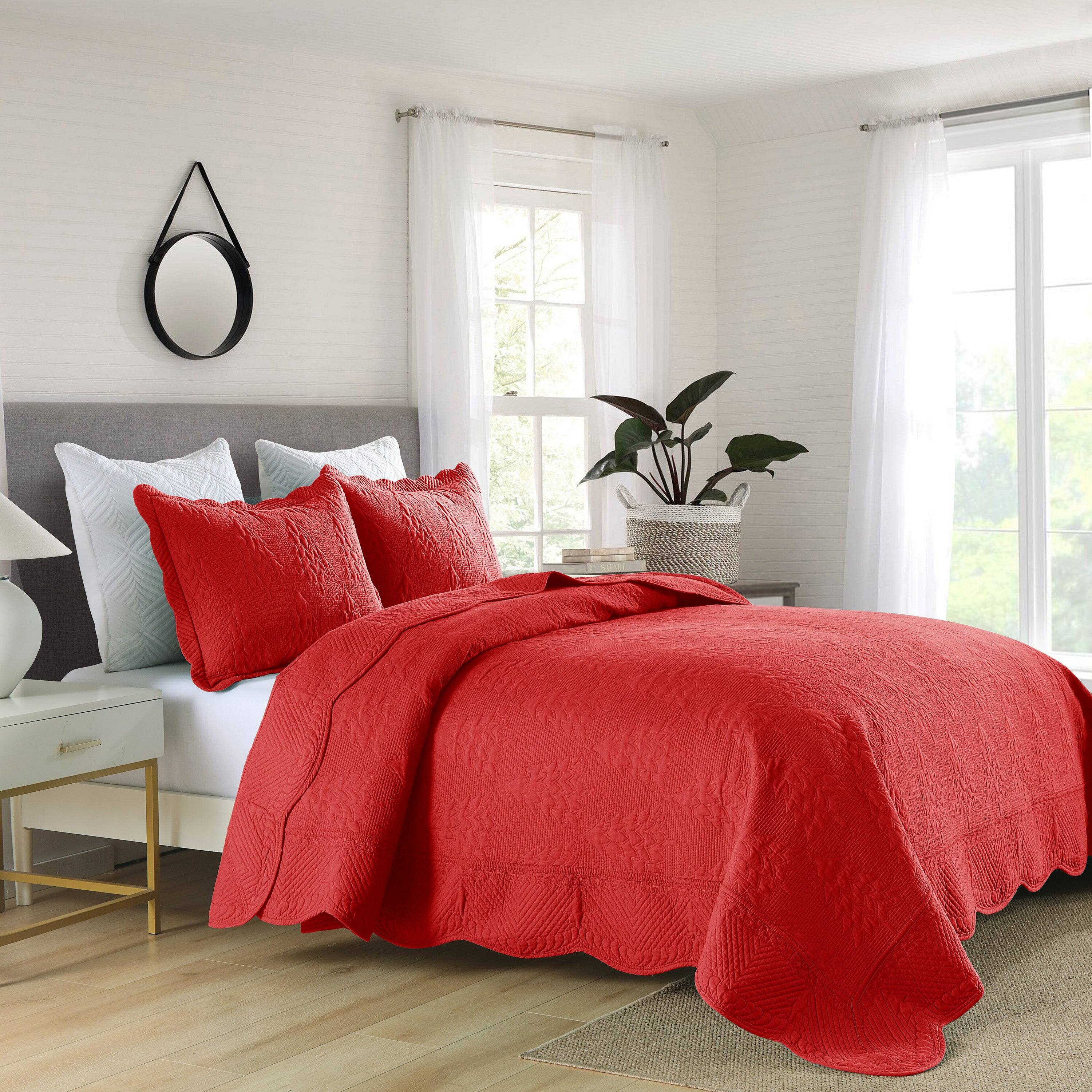 Angle. MarCielo - Marcielo 3 Piece 100% Cotton Christmas Tree Bedspread Set Coverlet Set Lightweight Quilt Set - Red.