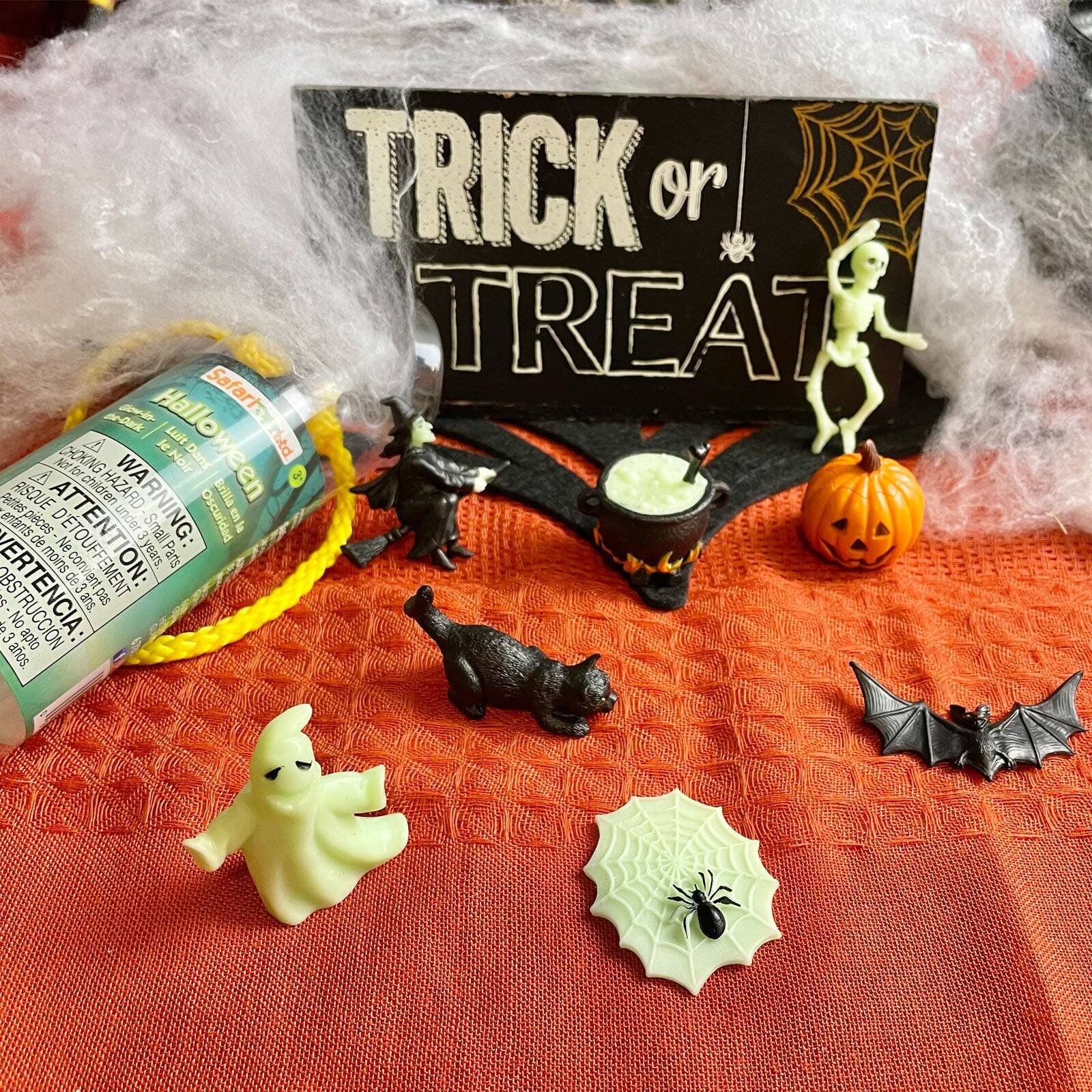 TRICK or TREAT

Halloween

WARNING: CHOKING HAZARD - Small parts. Not for children under 3 years.

ATTENTION: NO conviene para niños menores de 3 años.

OBSTRUCCIÓN DE LA GARGANTA