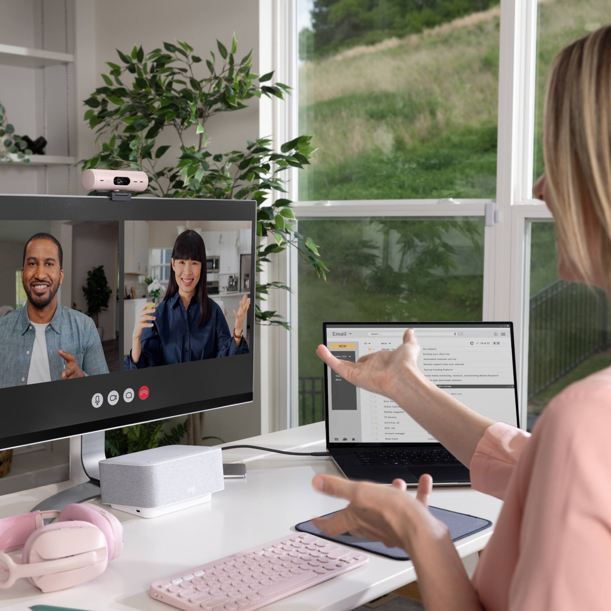 Alt View 17. Logitech - Brio 500 1920x1080p Webcam with Privacy Cover - Rose.