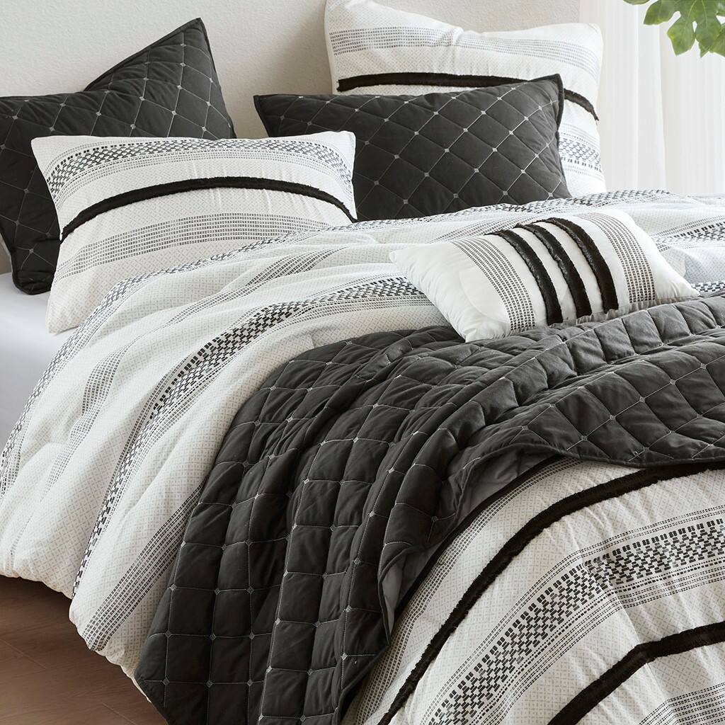 Alt View 1. Gracie Mills - Gracie Mills 7-Piece Siena Comforter/Quilt Set - Black.