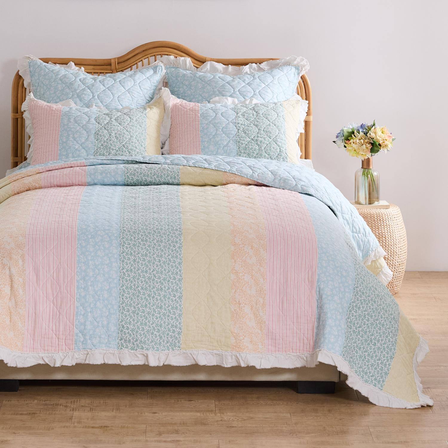 Alt View 1. Greenland Home Fashions - Greenland Home Fashions Tessie Luxurious Modern Design Quilt Bedding Set 3 Piece Full/Queen Pastel - Pastel.