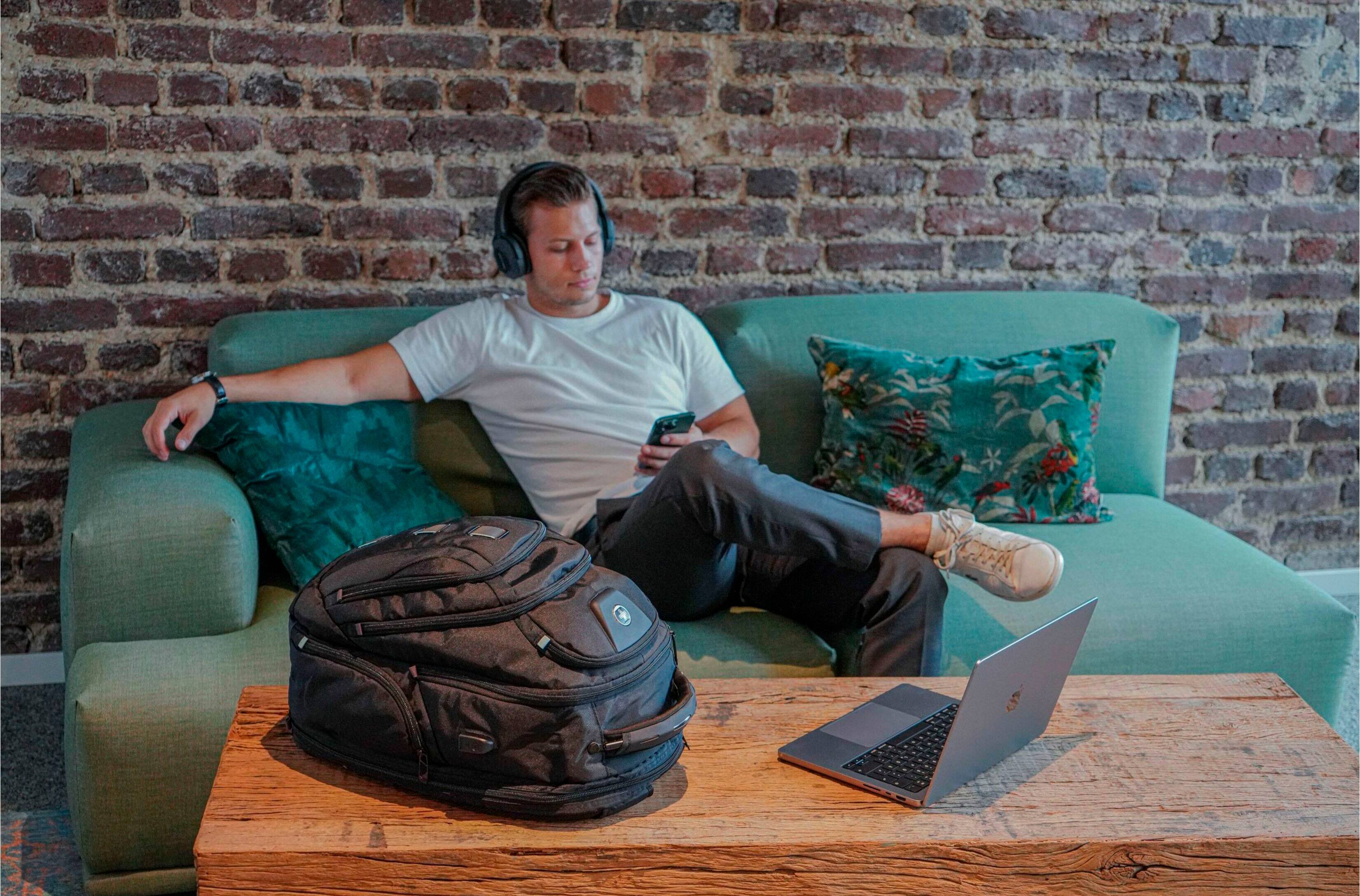 Alt View 40. Swissdigital Design - Carrying Case - Black.