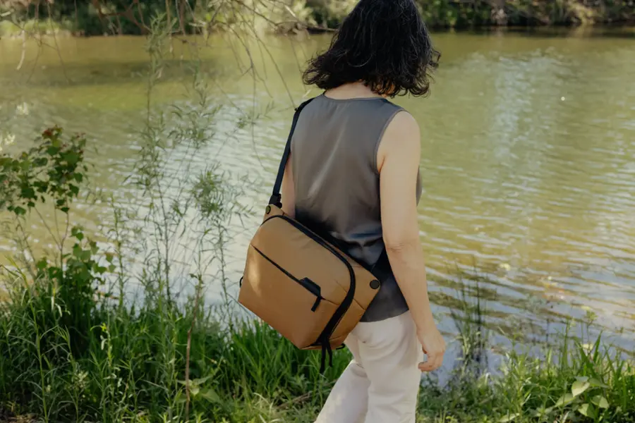 Alt View 23. Peak Design - Everyday Sling V2 6L - Coyote.