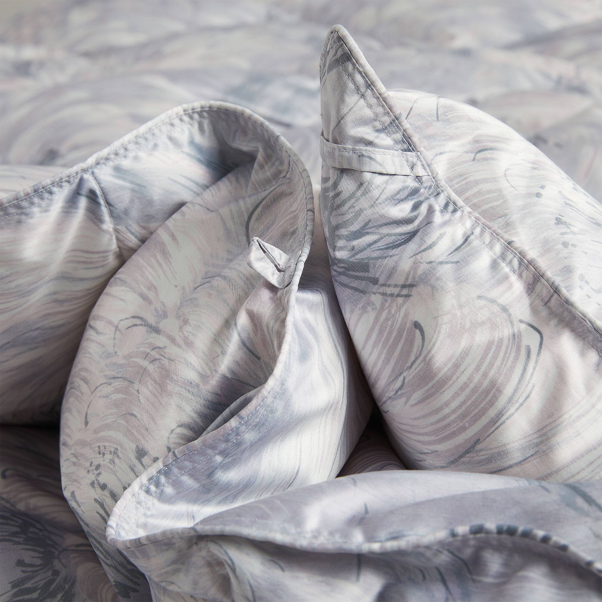 Alt View 1. Puredown - Puredown Luxurious Silk Cover 93% White Goose Down Comforter Duvet Insert, Cloud Whirl, Full/Queen - Cloud Whirl.