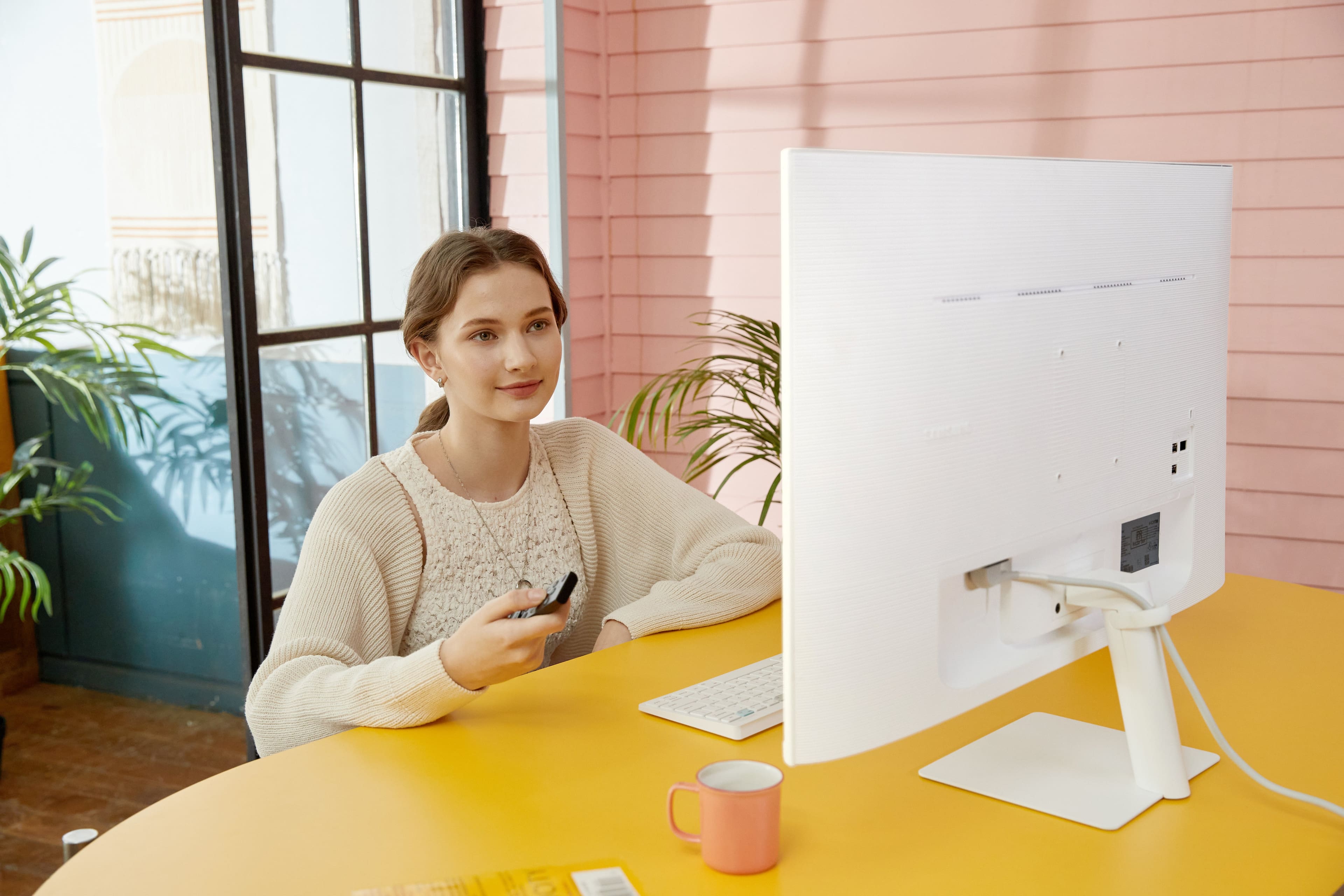 Alt View 31. Samsung - AM500 Series 27" LED FHD Smart Tizen Monitor - White.