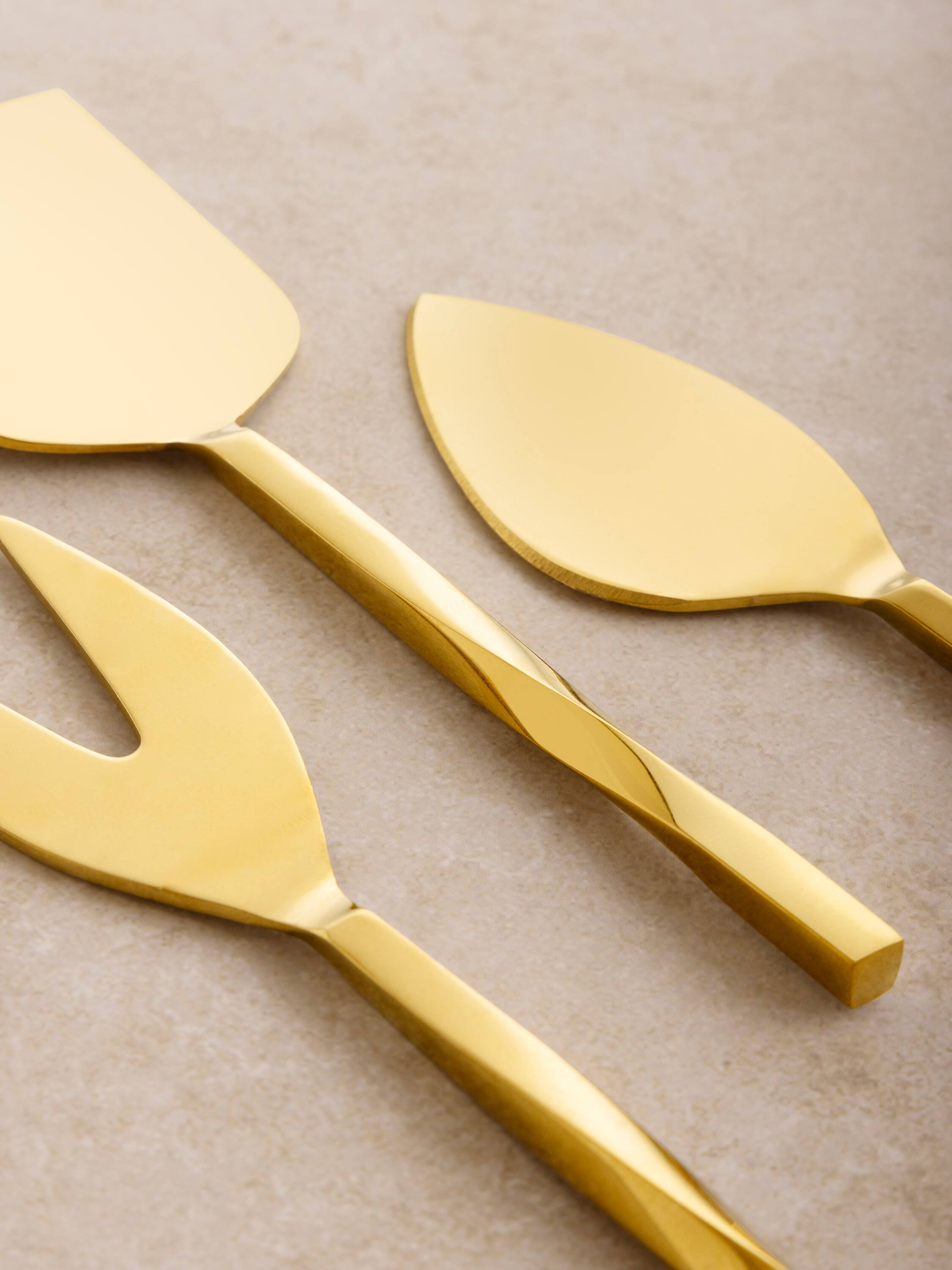 Left. GAURI KOHLI - Oslo Cheese Knives - Shiny gold.
