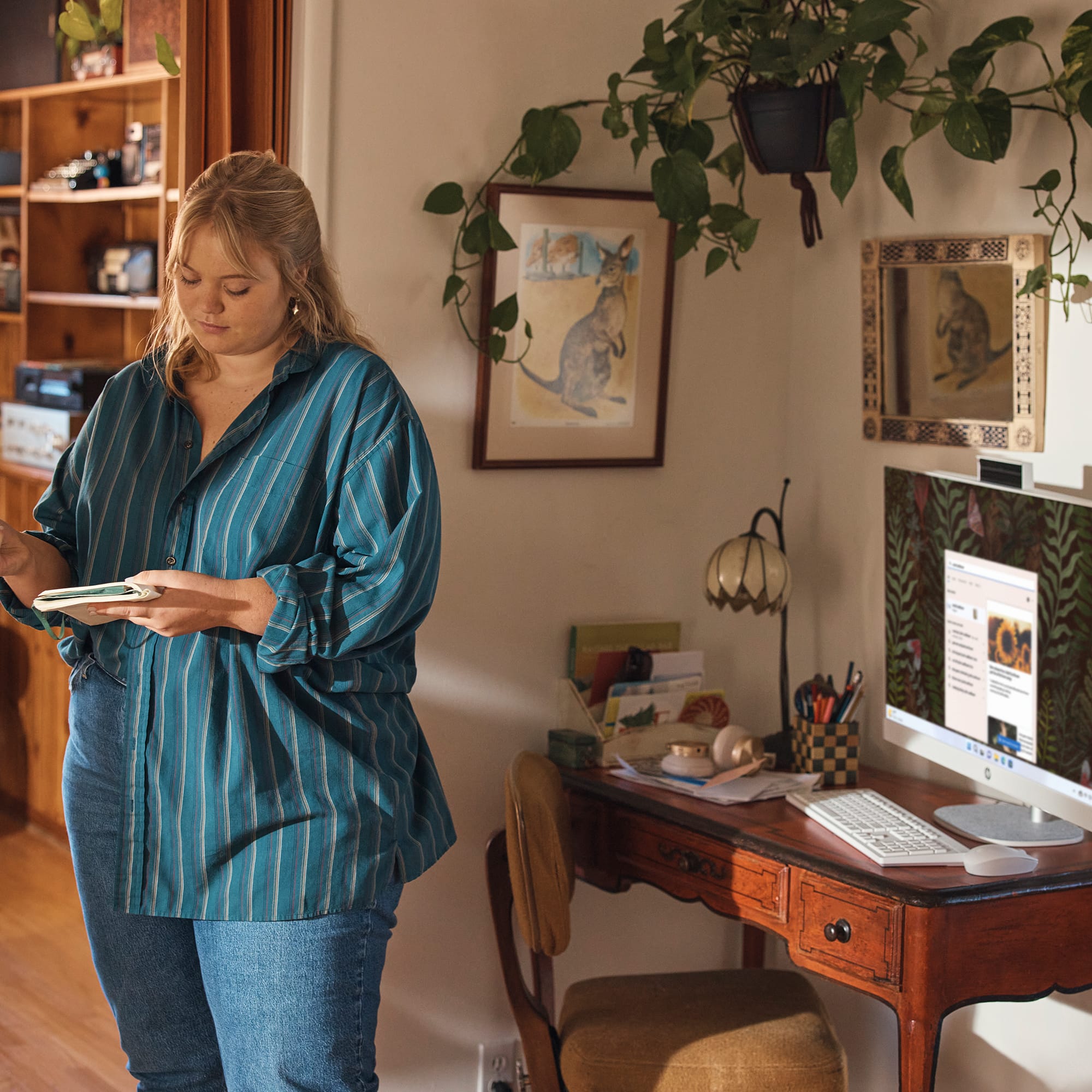 Alt View 13. HP - 27" Full HD Touch-Screen All-in-One with Adjustable Height - Intel Core Ultra 7 - 16GB Memory - 1TB SSD - Shell White.