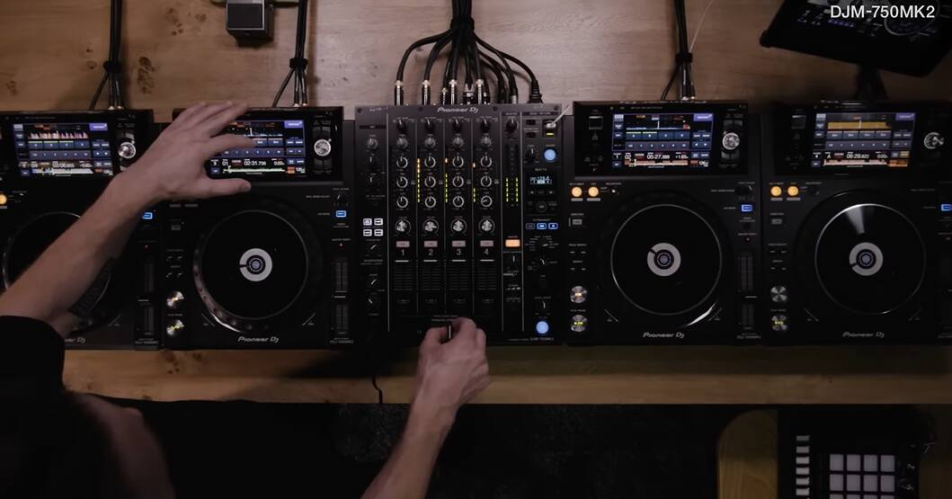 DJM-750MK2 09:31.73 7 - &e on 0629mm 1 2 3 4 Pioneer Pioneer Pioneer