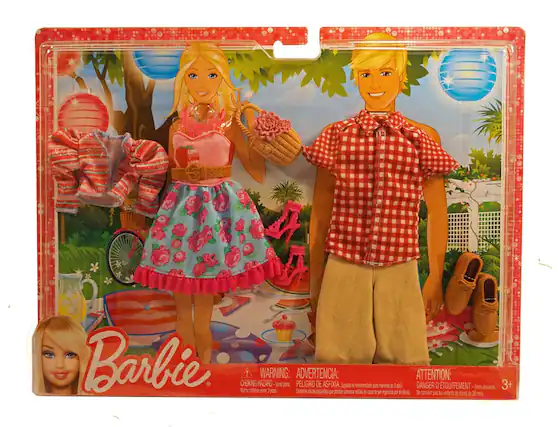 Barbie
WARNING: CHOKING HAZARD - Small parts. Not for children under 3 years.
ADVERTENCIA: PELIGRO DE ASFIXIA. No recomendado para menores de 3 años.
ATTENTION: DANGER D'ÉTOUFFEMENT - petits éléments. Ne convient pas aux enfants de moins de 36 mois.
3+
