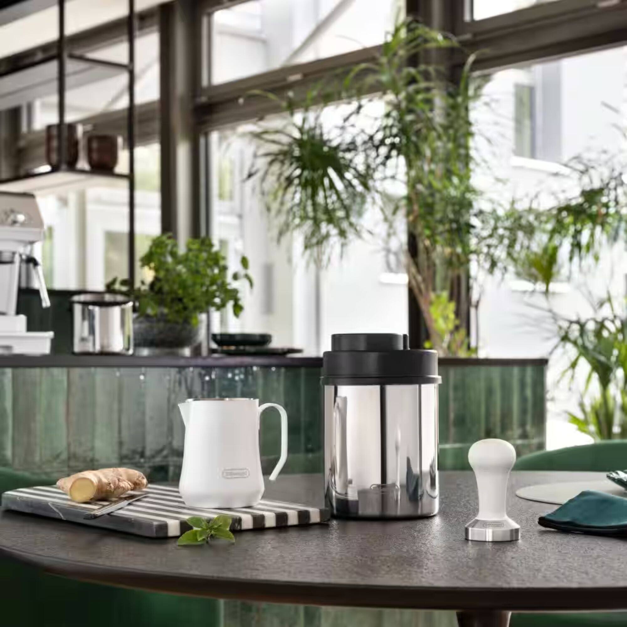 Angle. De'Longhi - 17 oz Milk Frothing Jug with V-Shape Precision Pour Spout in Matte White - White.