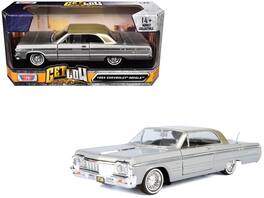Motormax - 1964 Chevrolet Impala Lowrider Hard Top Top "Get Low" Series 1/24 - Silver Metallic with Gold Metallic