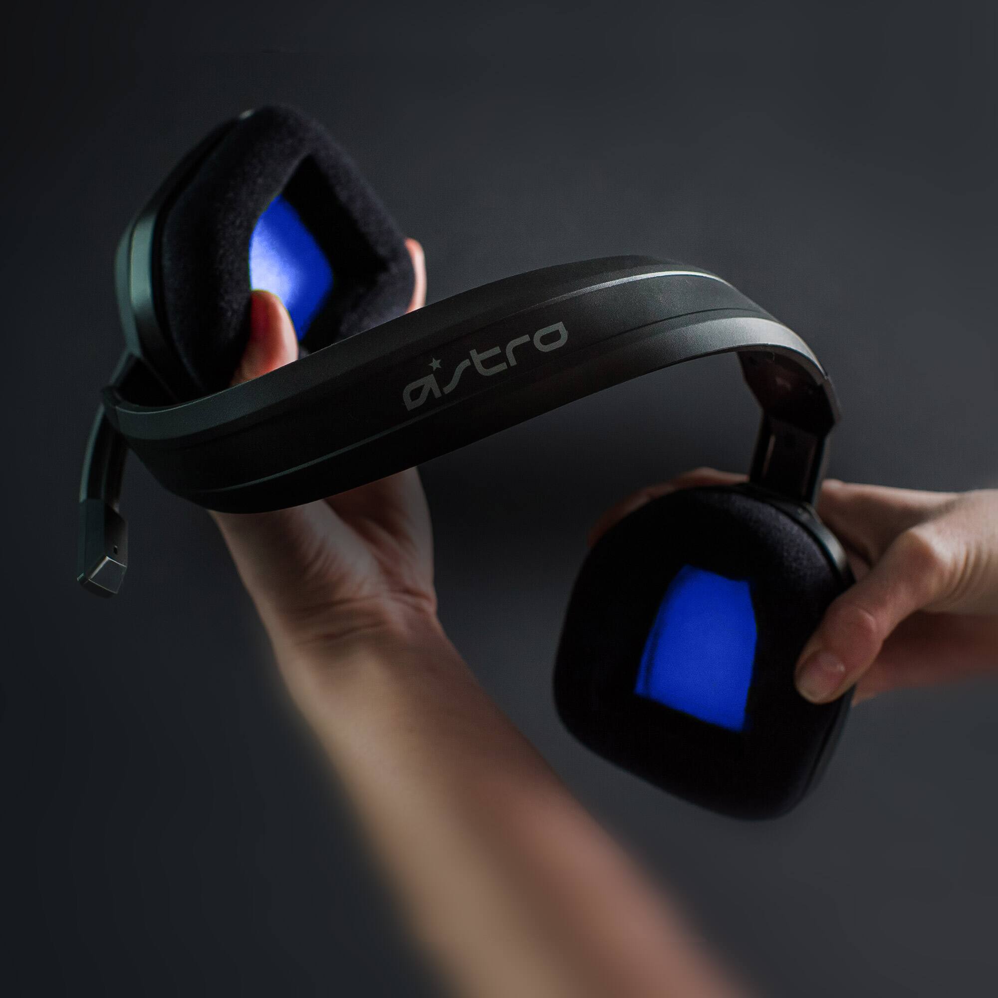 Alt View 11. Astro Gaming - A10 Wired Stereo Over-the-Ear Gaming Headset for PS4 & PS5 with Flip-to-Mute Mic - Black/Blue.