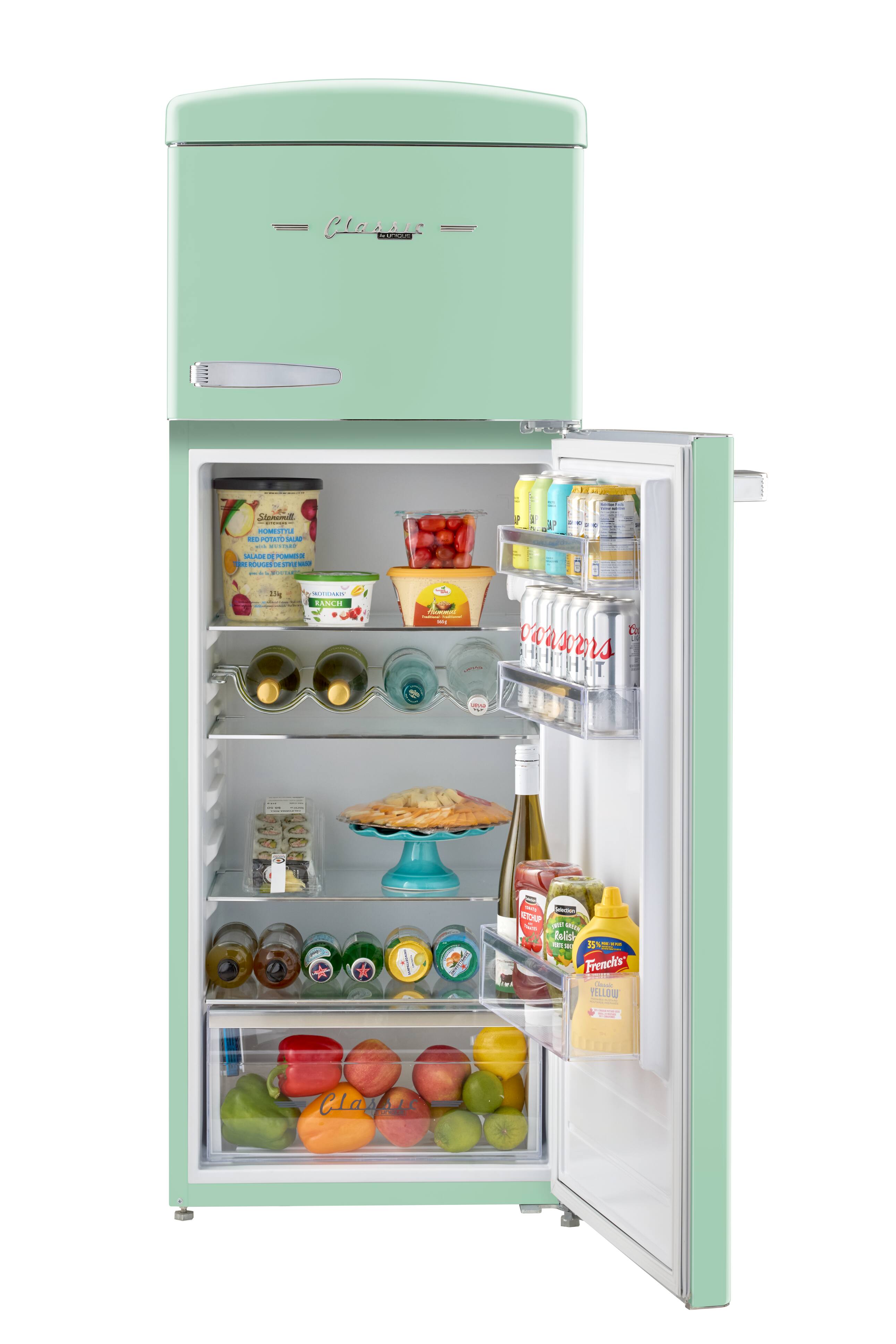 Sure, here is the corrected and grouped text from the image:

**Top Section:**
- La Classe
- La Classe

**Inside the Refrigerator:**

**Top Shelf:**
- Stonewall Kitchen
- Red Potato Salad
- Salade de Pommes de Terre
- 21g
- Stonewall Kitchen
- Mixed Berries
- Fraises, Raisins, Cerises
- 21g

**Second Shelf:**
- Coors Light

**Third Shelf:**
- French's
- YELLOW Classic
- 35% Less Sodium
- 100% Natural
- 100% Natural

**Bottom Shelf:**
- La Classe
- La Classe

**Door Shelves:**
- Various beverages and condiments (labels not fully readable)

**Bottom Drawer:**
- Various fruits and vegetables (labels not fully readable)