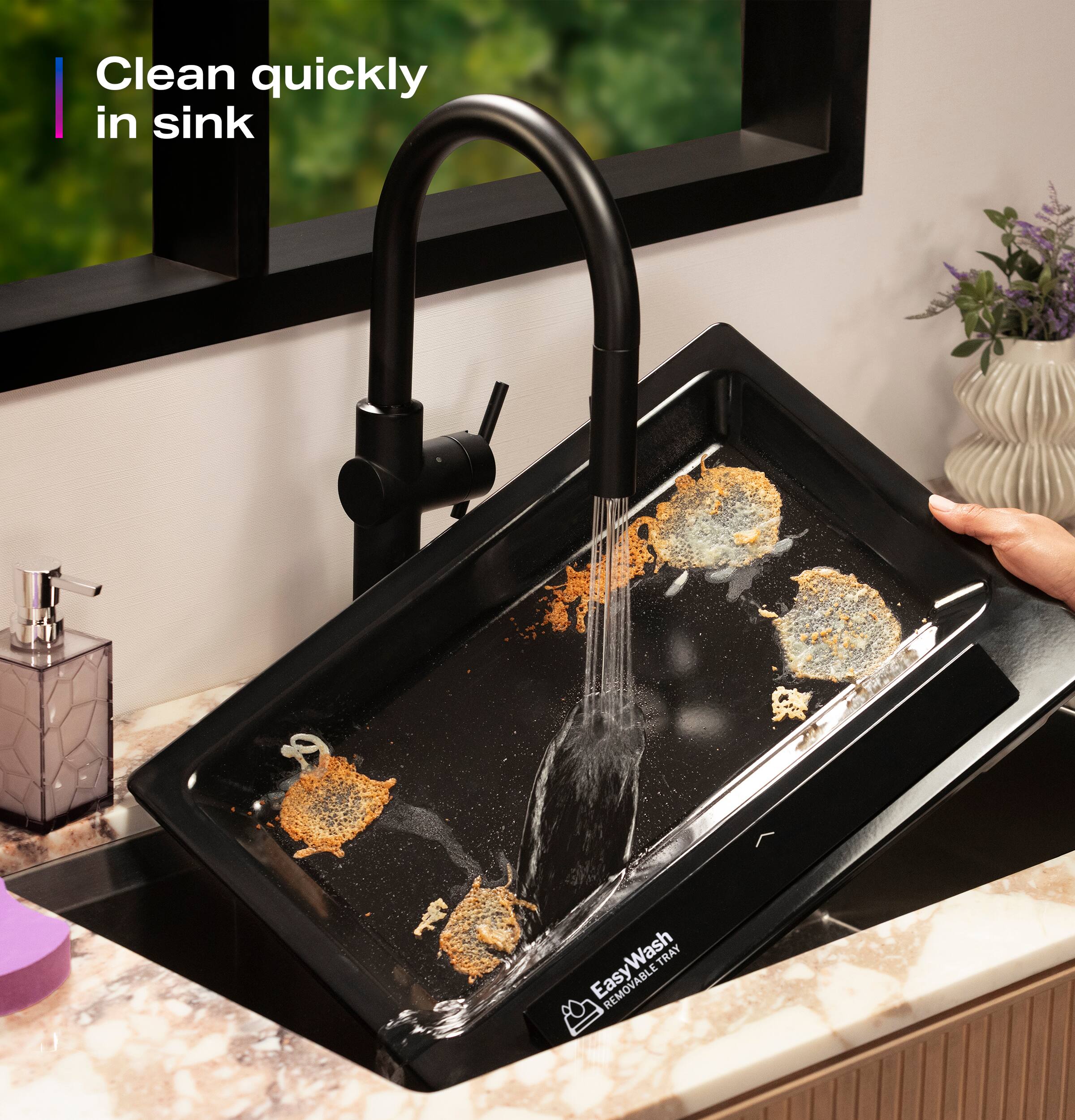 Clean quickly in sink with EasyWash REMOVABLE.