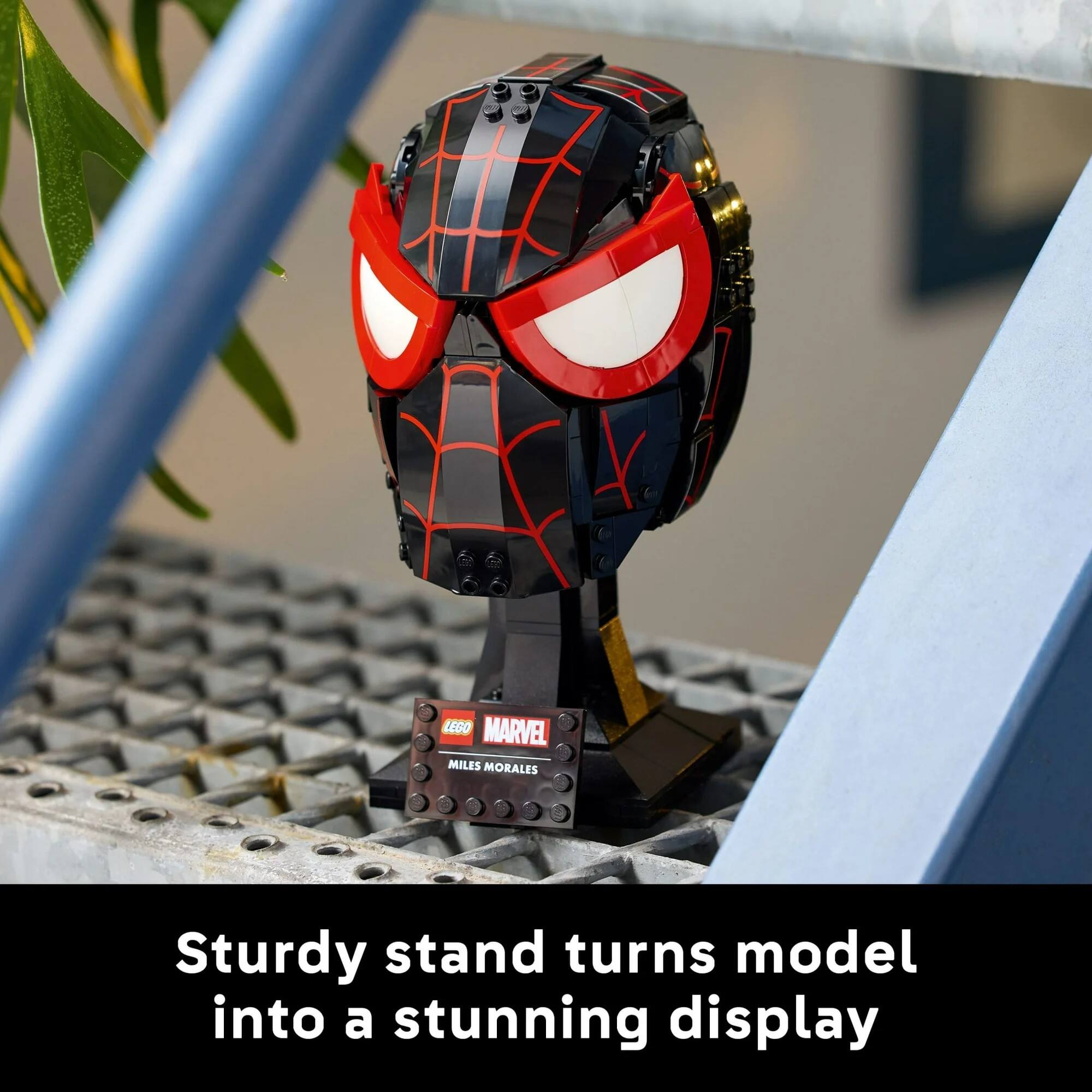 LEGO MARVEL MILES MORALES

Sturdy stand turns model into a stunning display