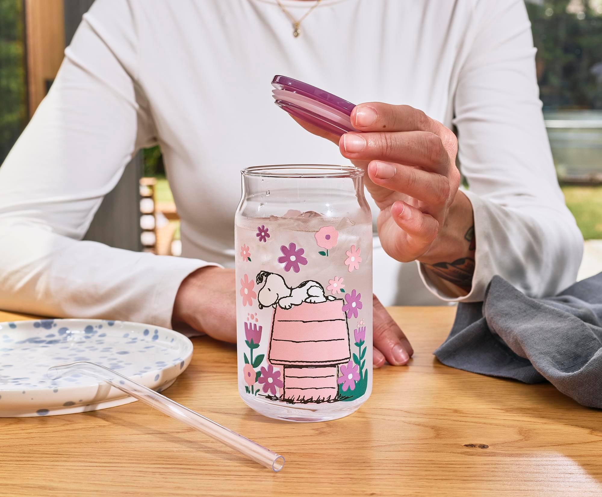 Silver Buffalo Peanuts Snoopy 16 Ounce Doghouse Flowers Glass Tumbler ...