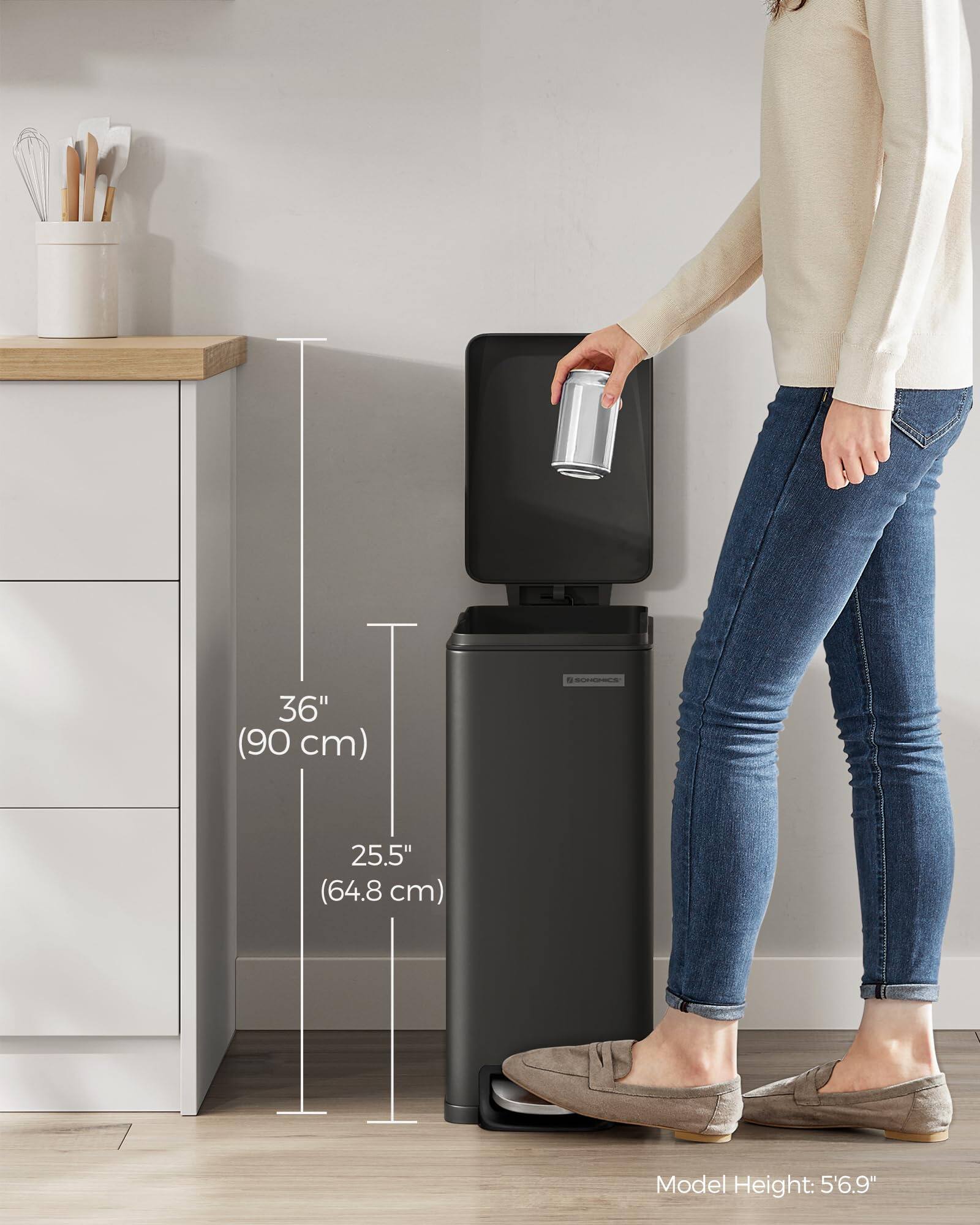 36" (90 cm)  
25.5" (64.8 cm)  
Model Height: 5'6.9"