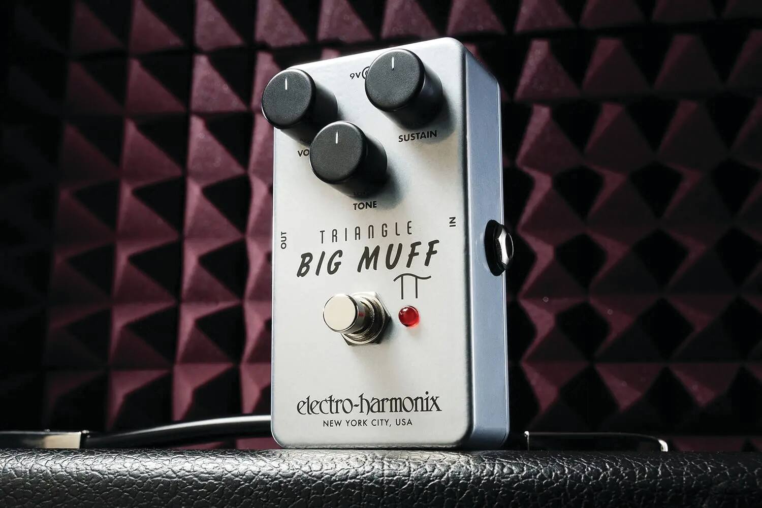 9V  
TONE  
VOLUME  
SUSTAIN  
OUT  
IN  
TRIANGLE  
BIG MUFF  
electro-harmonix  
NEW YORK CITY, USA