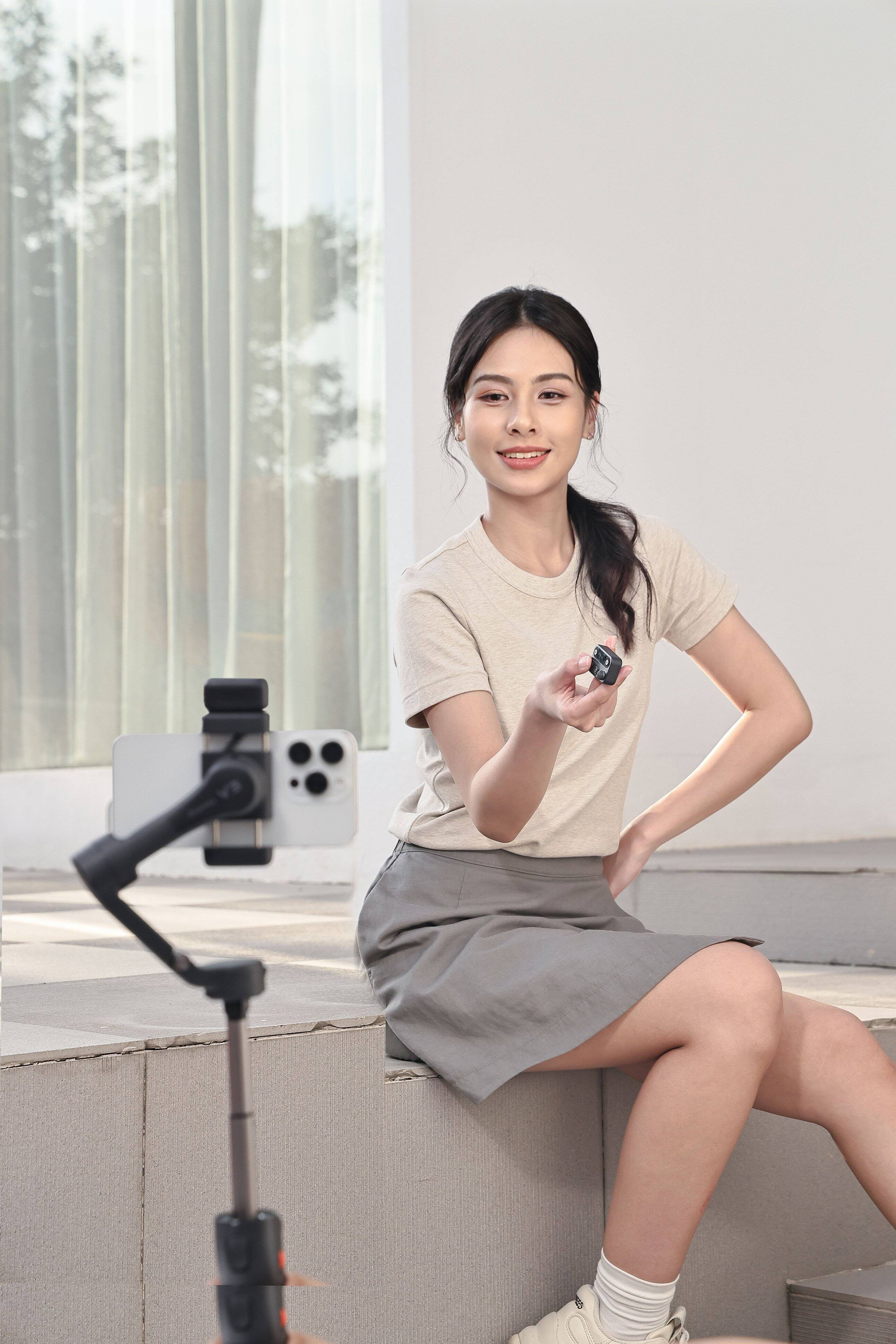 Alt View 13. Hohem - iSteady V3 3-Axis Gimbal Stabilizer for Smartphone w/ AI Tracking, Detachable Remote, Extendable Pole, & Magnetic Light - Black.