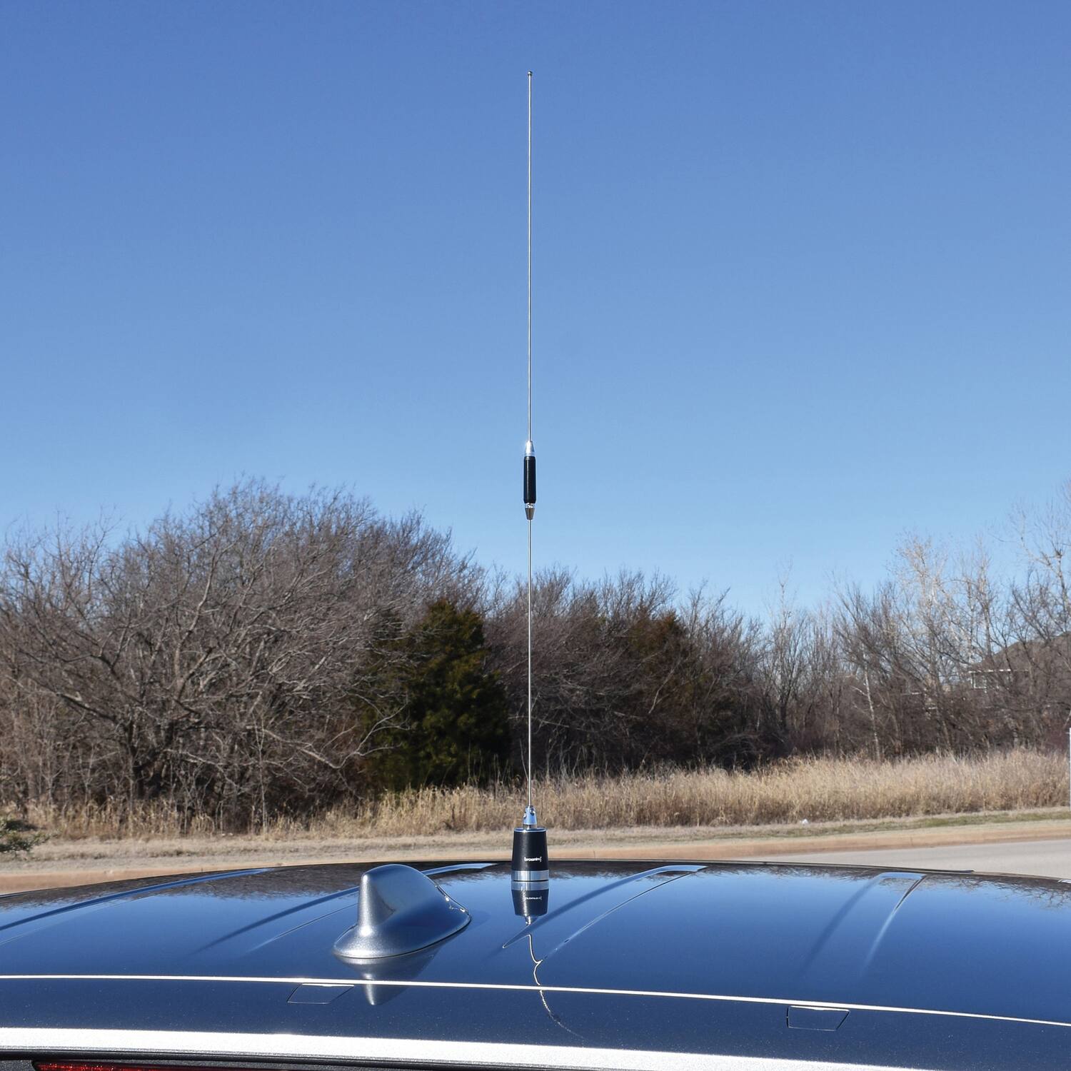Left. Browning - Browning Br-450 200-watt 450 Mhz To 470 Mhz 5.5-dbd-gain Uhf Antenna With Nmo Mounting - Silver.