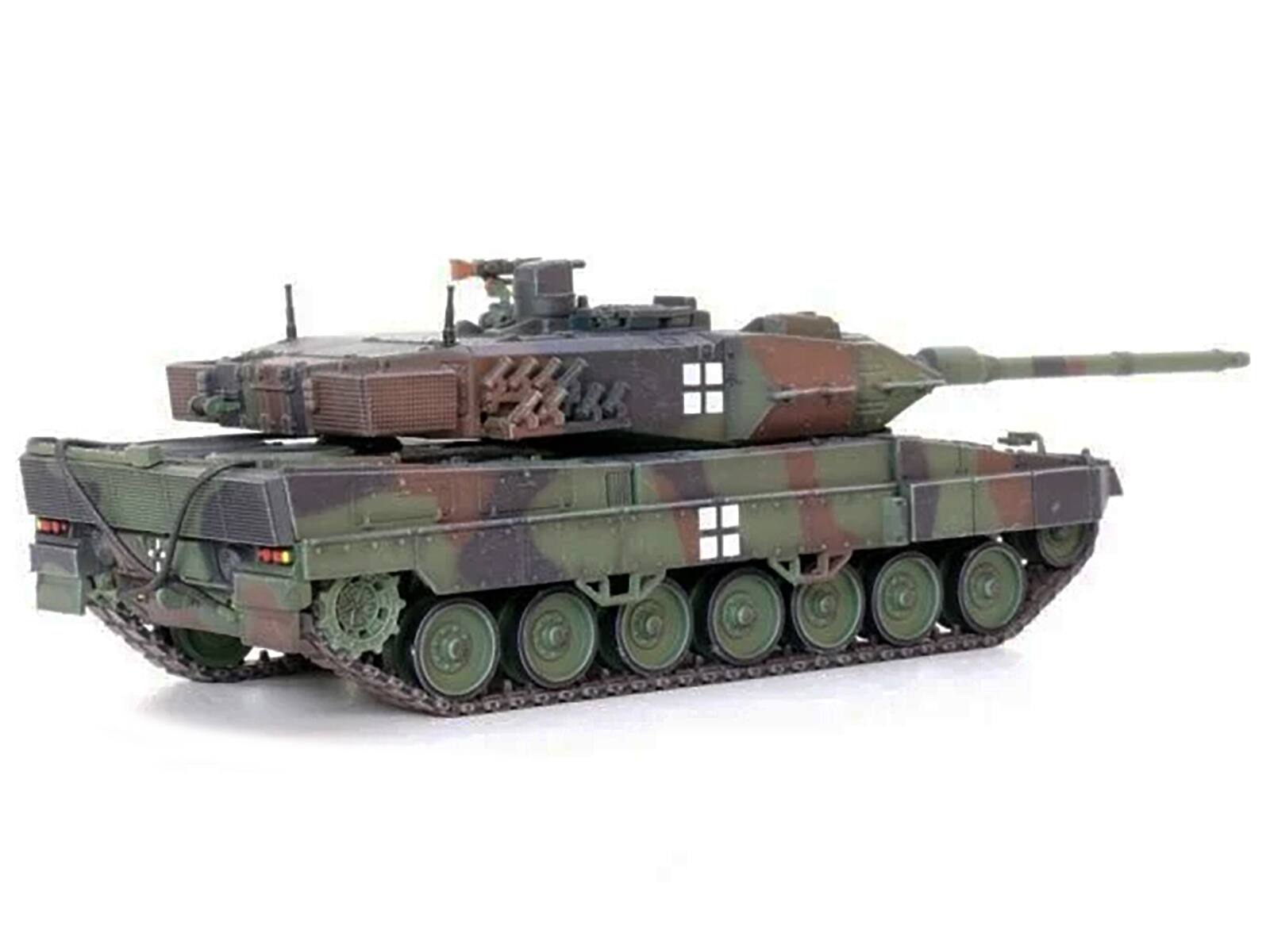 Angle. Panzerkampf - Leopard 2A6 Main Battle Tank Green Camouflage "Ukrainian Army" "Armor Premium" Series 1/72 Diecast Model by Panzerkampf - Green.