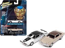 Johnny Lightning - 1971 Dodge Charger Super Bee White & 1971 Chevrolet Monte Carlo SS Sandalwood Brown 1/64 Class of 1971 Set of 2 - Bee White, Sandalwood Brown
