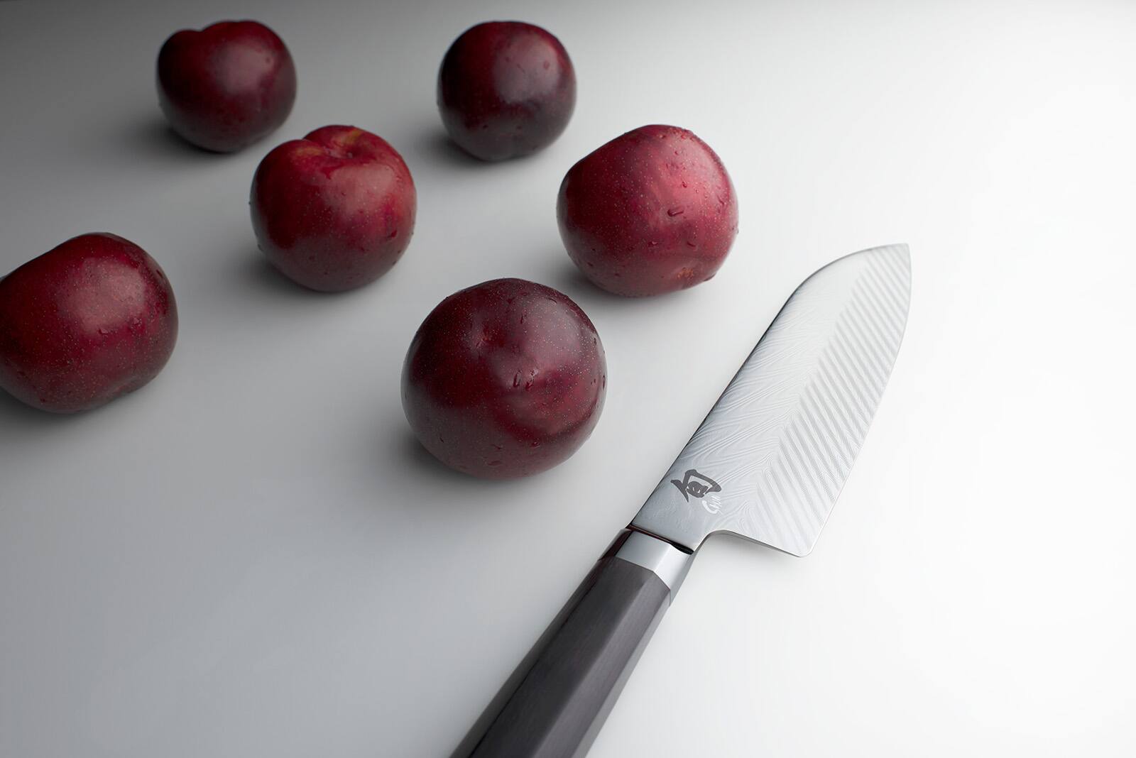 Alt View 3. Shun - Dual Core 7-Inch Santoku Knife w/Saya - Black.