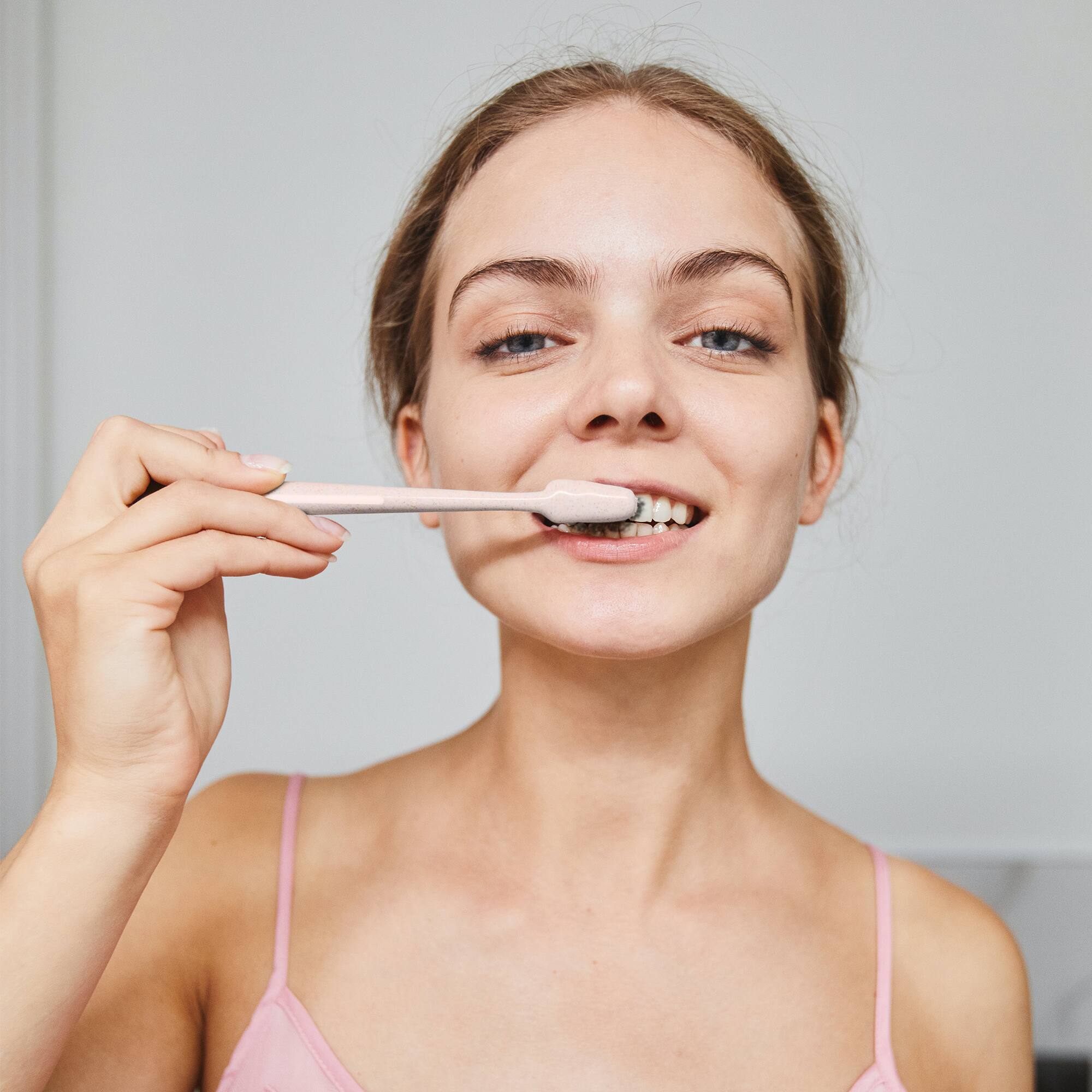 Left. Pursonic - Pursonic Teeth Whitening Charcoal Powder Natural 5-Pack - Infused With Grapefruit, Peppermint & Lemon Essential Oils - Black.